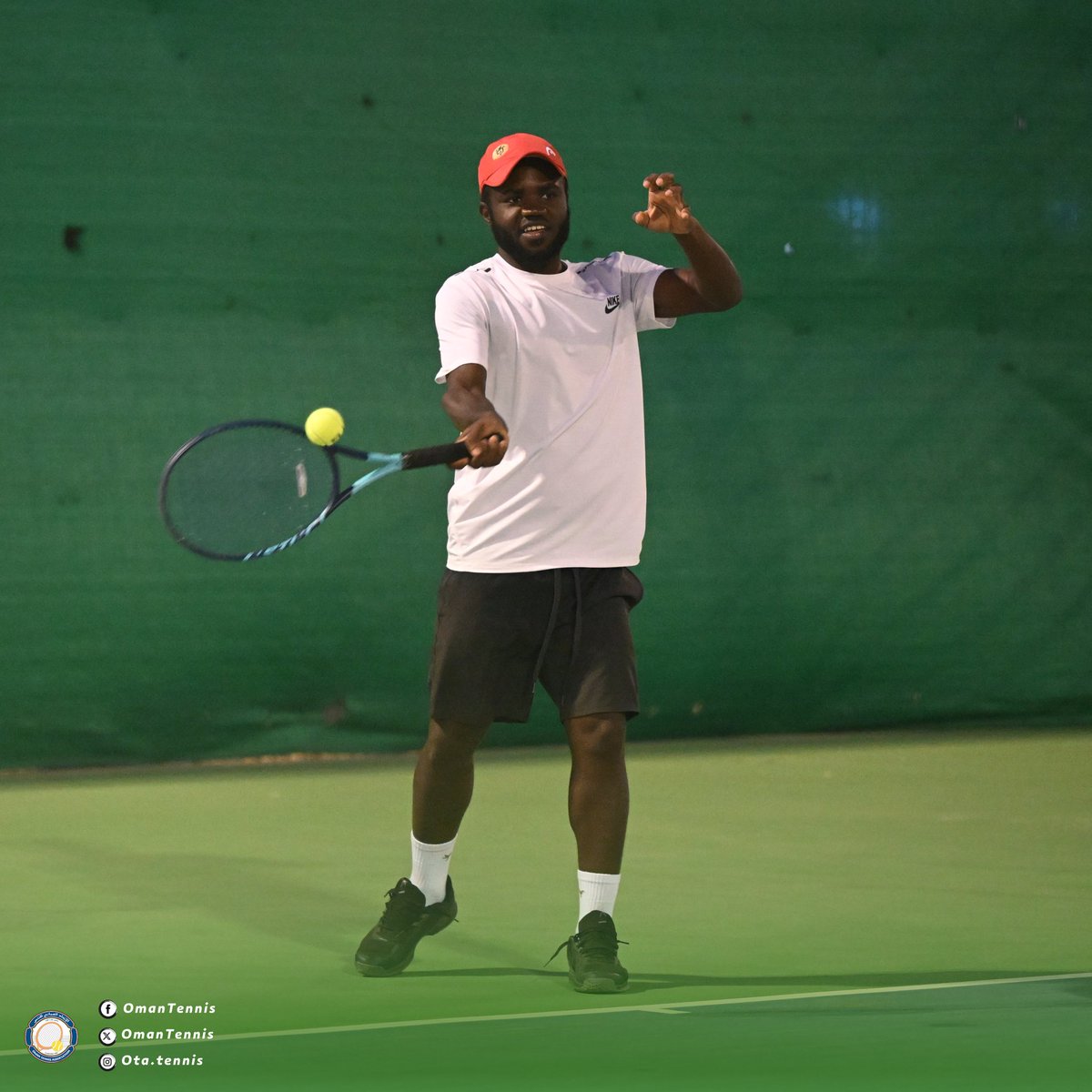 OmanTennis's tweet photo. 📸🎾 لحظات مليئة بالحماس والمنافسة القوية من بطولة عمان المفتوحة للتنس!
انطلقت البطولة وسط أجواء حماسية بمشاركة أكثر من 200 لاعب ولاعبة من مختلف الجنسيات والفئات العمرية، حيث يتنافس الجميع من أجل الوصول إلى منصات التتويج. 🔥🏆

#بطولة_عمان_المفتوحة_للتنس #OmanTennis https://t.co/bHkb8AIvBj