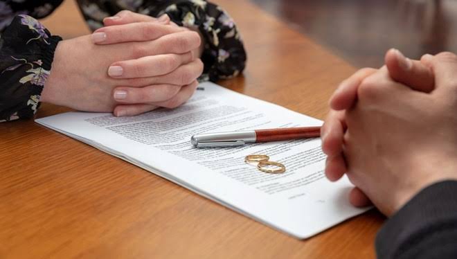 Nafaka düzenlemesi yolda⬇️
Nafakada evlilik süresi dikkate alınacak. 3 yıl evli kalanlara 5 yıl, 5-6 yıl evli kalanlara 7 yıl nafaka verilmesi gündemde. Çalışmayan, ekonomik ihtiyacı olan ve mağdur olacak kadınlara sosyal yardım verilecek.