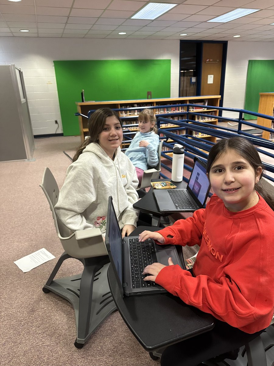 kmelott's tweet image. On Thursdays I get to see a💫 group!! They are doing “#Random #Acts of #Kindness” &amp;amp; it’s is truly 🪄 So far they have 🎙️ a #podcats about @CoachLowe212 &amp;amp; made a #helmet with @tinkercad, @glowforge for a 🎁 @koziarz6  &amp;amp; @DoInkTweets for Mrs. Hermensky. @TroyIntAL @AvonLakeSchools