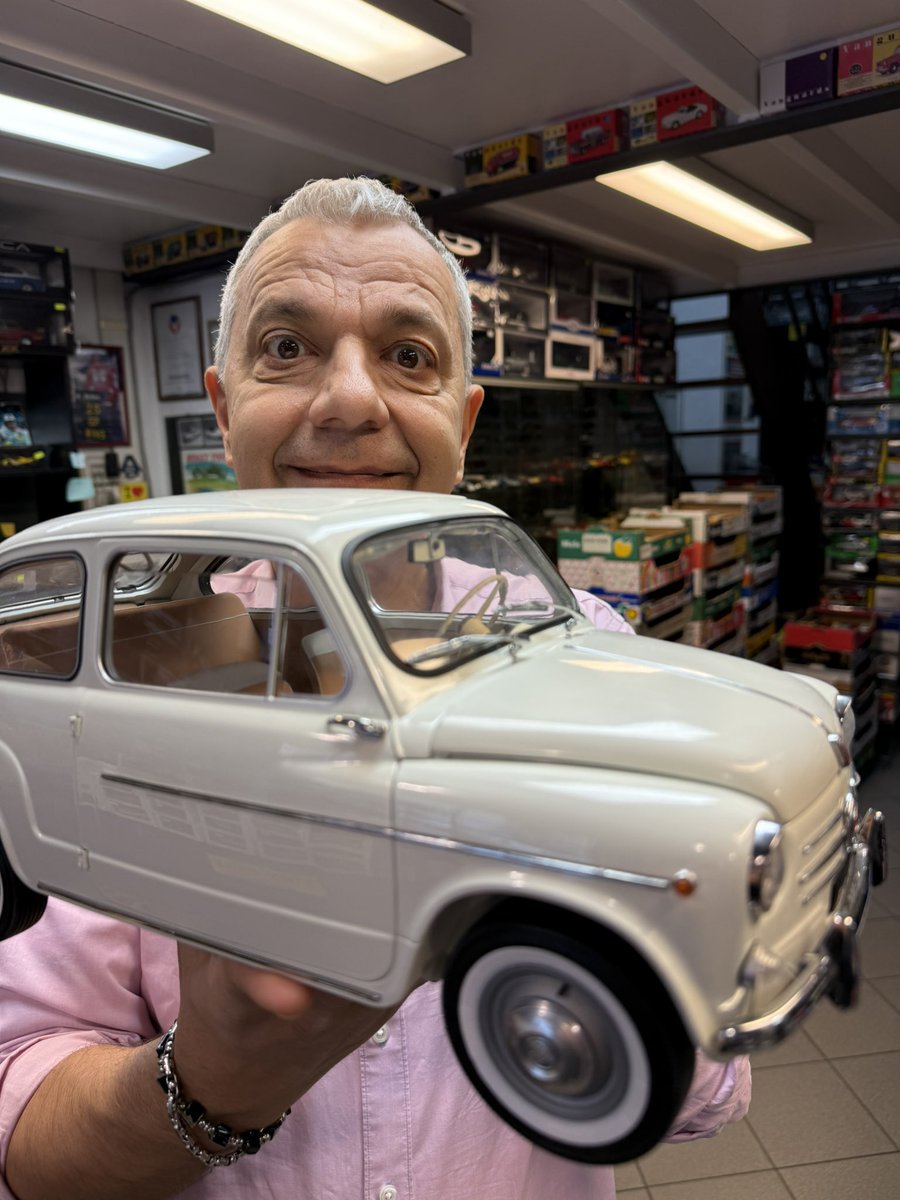 cars_tiny's tweet photo. Fiat 600 D Scala 1:8 Hachette Premium X #tinycars #fiat #fiat600 #fiat600d #diecast #scala18 #scalemodel #models #scale18 #modellismo https://t.co/EZWZW2Jj4q