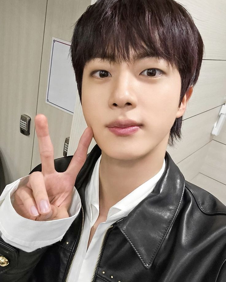 BTSAnswerBr's tweet photo. 📝🌟 | #JIN compartilhou uma mensagem para o ARMY no Weverse! 💜

🐹: “ARMYs, vocês estão tendo um ótimo Ano Novo Lunar?
Eu comi uma tigela deliciosa de tteokguk (*sopa de bolo de arroz) com minha família também! 
Talvez seja porque tem alguém na família que cozinha, mas a qualidade da comida melhorou muito haha (eu cozinho e trago algo às vezes também)

Eu tenho 2 sobrinhos, então eu dei a eles dinheiro de Ano Novo.. Eu pensei que só eu receberia isso pelo resto da minha vida ㅠㅠ
Eu realmente quero postar uma selca também, mas ultimamente eu não tenho tido nenhuma agenda onde eu possa fazer minha maquiagem, e eu sou muito tímido para mostrar meu rosto limpo, então não posso postar nada, hing (suspiro)

Mas ainda assim, eu fui trabalhar sem faltar um único dia nas últimas 3 semanas!
Eu estou trabalhando duro, então, nossos ARMYs, por favor, esperem mais um pouquinho enquanto assistem Run Jin. Coração ~”

Um fofo! Você trabalhou duro Jin! 
Nós te amamos 🤞🏻🩷

🦋 @BTS_twt © btsinthemoment