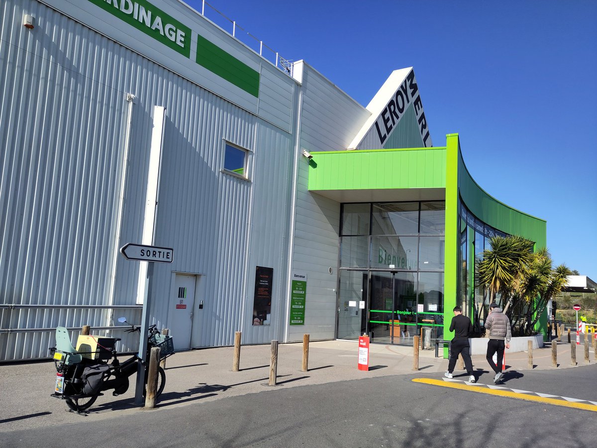 Aucun parking #vélo au magasin <a href="/leroymerlinfr/">Leroy Merlin</a> de Perpignan 😭 Pourtant je suis sûr que beaucoup de clients ne se déplacent que pour acheter une ampoule ou un tournevis 😅
Du coup on s'attache au mobilier urbain... 🙄