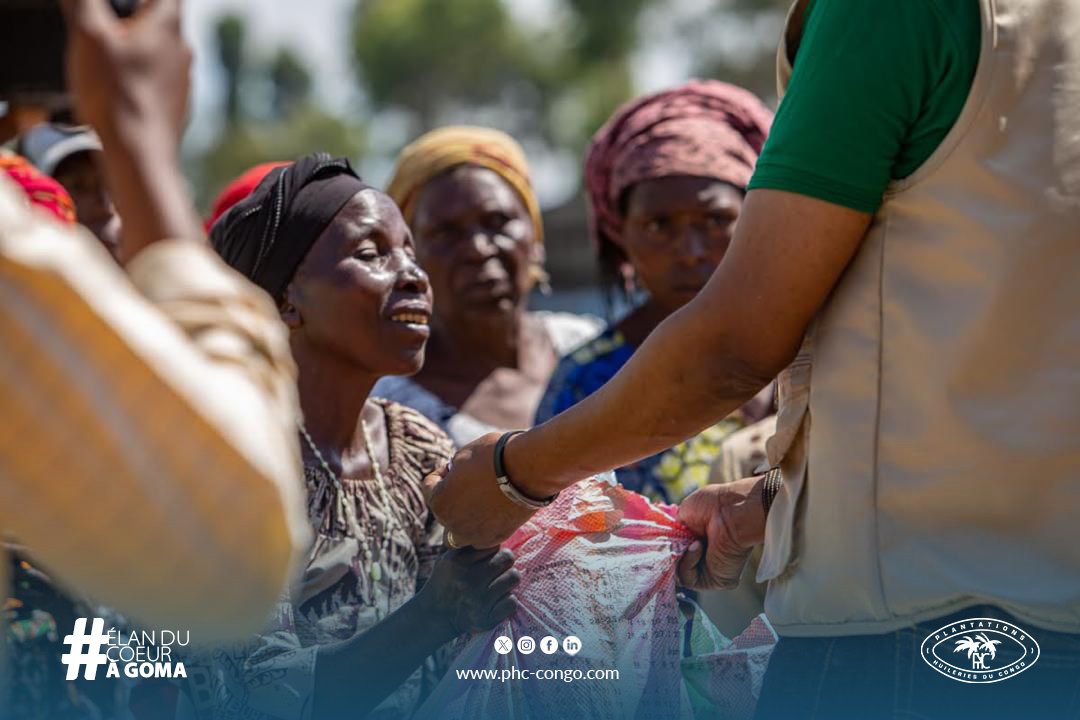 PHC_RDC's tweet photo. 𝐌𝐢𝐬𝐬𝐢𝐨𝐧 𝐄𝐥𝐚𝐧 𝐝𝐮 𝐜𝐨𝐞𝐮𝐫 𝐚̀ 𝐆𝐨𝐦𝐚

Il y a quelques semaines, à l’approche des festivités de fin d’année, l’ensemble des employés de PHC ont voulu offrir bien plus que des dons : 𝐮𝐧 𝐢𝐧𝐬𝐭𝐚𝐧𝐭 𝐝𝐞 𝐫𝐞́𝐜𝐨𝐧𝐟𝐨𝐫𝐭 𝐞𝐭 𝐮𝐧 𝐬𝐨𝐮𝐫𝐢𝐫𝐞 𝐚̀ 𝐧𝐨𝐬 𝐜𝐨𝐦𝐩𝐚𝐭𝐫𝐢𝐨𝐭𝐞𝐬 𝐝𝐞́𝐩𝐥𝐚𝐜𝐞́𝐬 𝐝𝐞 𝐆𝐨𝐦𝐚. Une délégation de PHC s’est rendue au camp de déplacés de Baraka, à Mugunga, pour témoigner de notre solidarité.

📌 𝐎𝐛𝐣𝐞𝐜𝐭𝐢𝐟 ?
Apporter un soutien aux populations durement affectées.

📌 Près de 600 ménages ont ainsi reçu une aide essentielle.

📌 Sucre, farine, haricots, huile, ainsi que d'autres dons (vêtements, jouets) ont été distribués 

Cette initiative, qui ne sera pas la dernière, à été baptisée en interne « 𝐄́𝐥𝐚𝐧 𝐝𝐮 𝐜𝐨𝐞𝐮𝐫 ». 𝐄𝐥𝐥𝐞 𝐚 𝐩𝐞𝐫𝐦𝐢𝐬 𝐝'𝐢𝐥𝐥𝐮𝐦𝐢𝐧𝐞𝐫, 𝐧𝐞 𝐬𝐞𝐫𝐚𝐢𝐭-𝐜𝐞 𝐪𝐮'𝐮𝐧 𝐢𝐧𝐬𝐭𝐚𝐧𝐭, 𝐝𝐞𝐬 𝐯𝐢𝐬𝐚𝐠𝐞𝐬, 𝐝𝐞𝐬 𝐯𝐢𝐬𝐚𝐠𝐞𝐬 𝐦𝐚𝐫𝐪𝐮𝐞́𝐬 𝐩𝐚𝐫 𝐥𝐚 𝐝𝐞́𝐭𝐫𝐞𝐬𝐬𝐞. 𝐋𝐞𝐬 𝐝𝐨𝐧𝐬 𝐜𝐨𝐥𝐥𝐞𝐜𝐭𝐞́𝐬 𝐯𝐞𝐧𝐚𝐢𝐞𝐧𝐭 𝐝𝐞𝐬 𝐞𝐦𝐩𝐥𝐨𝐲𝐞́𝐬 , 𝐪𝐮𝐢, 𝐚𝐧𝐢𝐦𝐞́𝐬 𝐩𝐚𝐫 𝐮𝐧 𝐩𝐫𝐨𝐟𝐨𝐧𝐝 𝐞́𝐥𝐚𝐧 𝐝𝐞 𝐠𝐞́𝐧𝐞́𝐫𝐨𝐬𝐢𝐭𝐞́, ont démontré que 𝐥𝐚 𝐬𝐨𝐥𝐢𝐝𝐚𝐫𝐢𝐭𝐞́ 𝐞𝐬𝐭 𝐮𝐧𝐞 𝐯𝐚𝐥𝐞𝐮𝐫 𝐩𝐫𝐨𝐟𝐨𝐧𝐝𝐞𝐦𝐞𝐧𝐭 𝐚𝐧𝐜𝐫𝐞́𝐞 𝐚𝐮 𝐬𝐞𝐢𝐧 𝐝𝐞 𝐏𝐇𝐂.

𝐏𝐇𝐂 𝐧𝐞 𝐯𝐨𝐮𝐬 𝐨𝐮𝐛𝐥𝐢𝐞 𝐩𝐚𝐬 ! 

Face aux récents événements et conscients des épreuves traversées par de nombreuses familles,PHC ne vous oublie pas ! 

Nos pensées accompagnent toutes les familles touchées par le conflit dans l'Est du pays, avec l’espoir que la paix et la stabilité reviennent rapidement dans la région.

#PHC #RDC #Goma