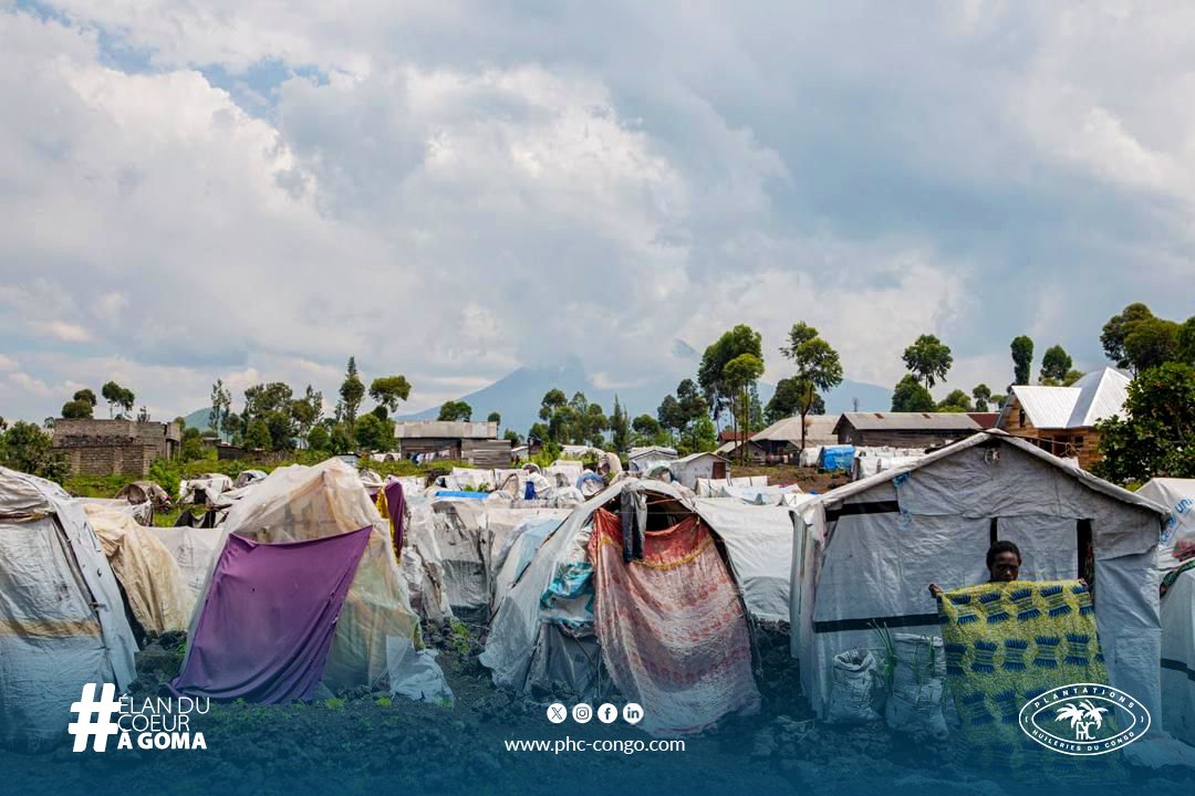 PHC_RDC's tweet photo. 𝐌𝐢𝐬𝐬𝐢𝐨𝐧 𝐄𝐥𝐚𝐧 𝐝𝐮 𝐜𝐨𝐞𝐮𝐫 𝐚̀ 𝐆𝐨𝐦𝐚

Il y a quelques semaines, à l’approche des festivités de fin d’année, l’ensemble des employés de PHC ont voulu offrir bien plus que des dons : 𝐮𝐧 𝐢𝐧𝐬𝐭𝐚𝐧𝐭 𝐝𝐞 𝐫𝐞́𝐜𝐨𝐧𝐟𝐨𝐫𝐭 𝐞𝐭 𝐮𝐧 𝐬𝐨𝐮𝐫𝐢𝐫𝐞 𝐚̀ 𝐧𝐨𝐬 𝐜𝐨𝐦𝐩𝐚𝐭𝐫𝐢𝐨𝐭𝐞𝐬 𝐝𝐞́𝐩𝐥𝐚𝐜𝐞́𝐬 𝐝𝐞 𝐆𝐨𝐦𝐚. Une délégation de PHC s’est rendue au camp de déplacés de Baraka, à Mugunga, pour témoigner de notre solidarité.

📌 𝐎𝐛𝐣𝐞𝐜𝐭𝐢𝐟 ?
Apporter un soutien aux populations durement affectées.

📌 Près de 600 ménages ont ainsi reçu une aide essentielle.

📌 Sucre, farine, haricots, huile, ainsi que d'autres dons (vêtements, jouets) ont été distribués 

Cette initiative, qui ne sera pas la dernière, à été baptisée en interne « 𝐄́𝐥𝐚𝐧 𝐝𝐮 𝐜𝐨𝐞𝐮𝐫 ». 𝐄𝐥𝐥𝐞 𝐚 𝐩𝐞𝐫𝐦𝐢𝐬 𝐝'𝐢𝐥𝐥𝐮𝐦𝐢𝐧𝐞𝐫, 𝐧𝐞 𝐬𝐞𝐫𝐚𝐢𝐭-𝐜𝐞 𝐪𝐮'𝐮𝐧 𝐢𝐧𝐬𝐭𝐚𝐧𝐭, 𝐝𝐞𝐬 𝐯𝐢𝐬𝐚𝐠𝐞𝐬, 𝐝𝐞𝐬 𝐯𝐢𝐬𝐚𝐠𝐞𝐬 𝐦𝐚𝐫𝐪𝐮𝐞́𝐬 𝐩𝐚𝐫 𝐥𝐚 𝐝𝐞́𝐭𝐫𝐞𝐬𝐬𝐞. 𝐋𝐞𝐬 𝐝𝐨𝐧𝐬 𝐜𝐨𝐥𝐥𝐞𝐜𝐭𝐞́𝐬 𝐯𝐞𝐧𝐚𝐢𝐞𝐧𝐭 𝐝𝐞𝐬 𝐞𝐦𝐩𝐥𝐨𝐲𝐞́𝐬 , 𝐪𝐮𝐢, 𝐚𝐧𝐢𝐦𝐞́𝐬 𝐩𝐚𝐫 𝐮𝐧 𝐩𝐫𝐨𝐟𝐨𝐧𝐝 𝐞́𝐥𝐚𝐧 𝐝𝐞 𝐠𝐞́𝐧𝐞́𝐫𝐨𝐬𝐢𝐭𝐞́, ont démontré que 𝐥𝐚 𝐬𝐨𝐥𝐢𝐝𝐚𝐫𝐢𝐭𝐞́ 𝐞𝐬𝐭 𝐮𝐧𝐞 𝐯𝐚𝐥𝐞𝐮𝐫 𝐩𝐫𝐨𝐟𝐨𝐧𝐝𝐞𝐦𝐞𝐧𝐭 𝐚𝐧𝐜𝐫𝐞́𝐞 𝐚𝐮 𝐬𝐞𝐢𝐧 𝐝𝐞 𝐏𝐇𝐂.

𝐏𝐇𝐂 𝐧𝐞 𝐯𝐨𝐮𝐬 𝐨𝐮𝐛𝐥𝐢𝐞 𝐩𝐚𝐬 ! 

Face aux récents événements et conscients des épreuves traversées par de nombreuses familles,PHC ne vous oublie pas ! 

Nos pensées accompagnent toutes les familles touchées par le conflit dans l'Est du pays, avec l’espoir que la paix et la stabilité reviennent rapidement dans la région.

#PHC #RDC #Goma