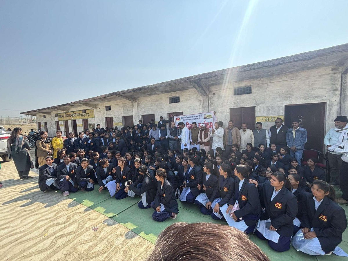 ब्लेजर वितरण कार्यक्रम! 

आज मैहर ग्राम बदेरा में शासकीय महाविद्यालय बदेरा मैहर विधायक श्रीकांत चतुर्वेदी जी द्वारा सभी छात्रों को ब्लेजर वितरण किया गया !

<a href="/DrMohanYadav51/">Dr Mohan Yadav</a> <a href="/CMMadhyaPradesh/">Chief Minister, MP</a> <a href="/BJP4MP/">BJP Madhya Pradesh</a> <a href="/ishrikantC/">Shrikant Chaturvedi MLA</a> 
#team_for_shrikant_chaturvedi