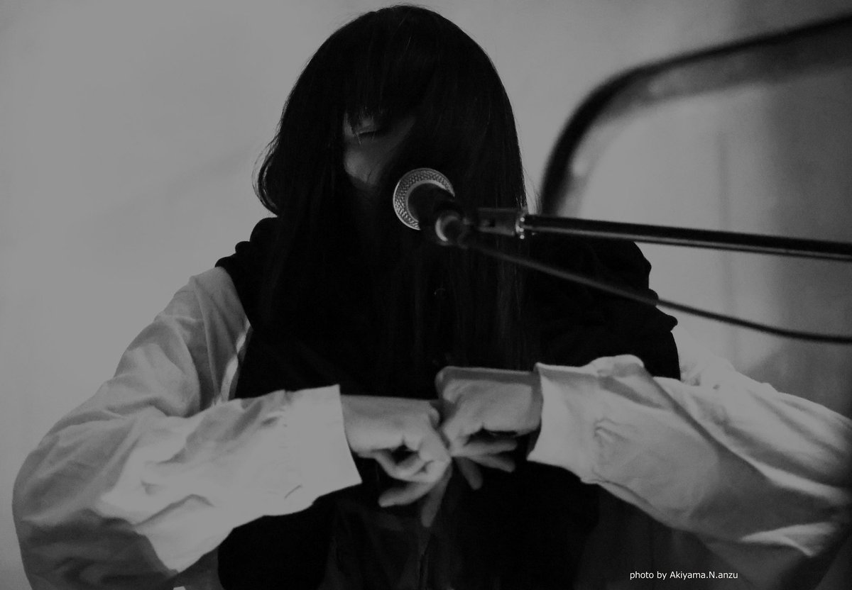 pkpkppk's tweet photo. 2025.1.25 阿佐ヶ谷TABASA

『FREAK SMILE vol.10』
　　　　　❷(〜❼)

Taigen Kawabe
　　（BO NINGEN）

まずはtaigenさんのソロ。
きれいな歌声！

#TaigenKawabe #BoNingen
#FreakSmile https://t.co/7UBXgOBe7J