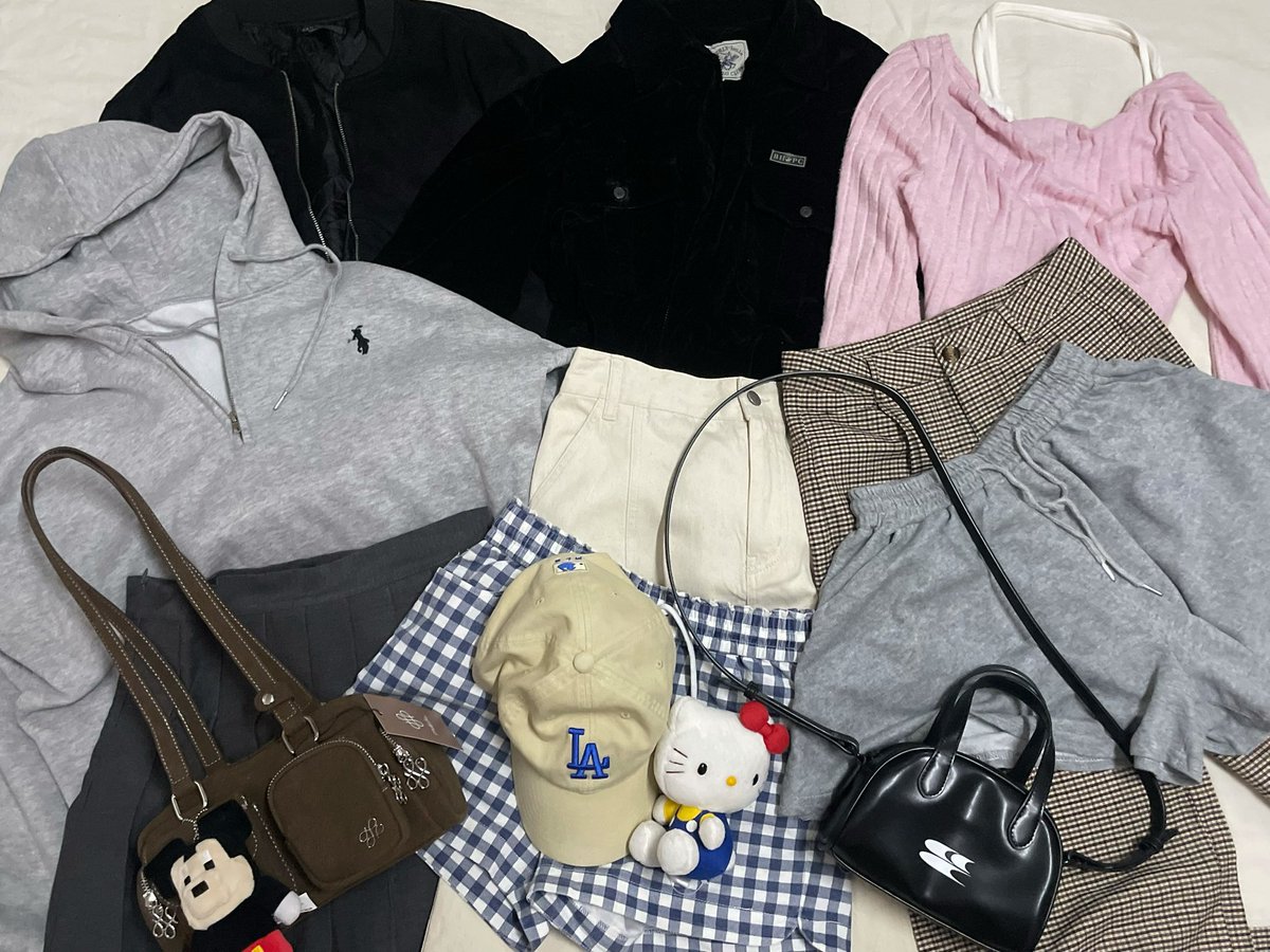 Fias92148959's tweet photo. มาค่าคืนนี้มาต่อน้า มาลงพรีวิวดึกเลย งานน่ารักๆค่ะคืนนี้ เจอกัน 22.00 น. นะคะ 
📍รี+เฟบ ลด 5 บาท
📮ค่าส่ง 35/เหมาส่ง 55 
#ส่งต่อเสื้อผ้า #ส่งต่อเสื้อผ้ามือสอง #เสื้อผ้ามือสอง #โล๊ะตู้เสื้อผ้า #ส่งต่อ  #เสื้อผ้ามือสองสภาพดี #เสื้อผ้ามือ2 https://t.co/8HAv5Re6zz