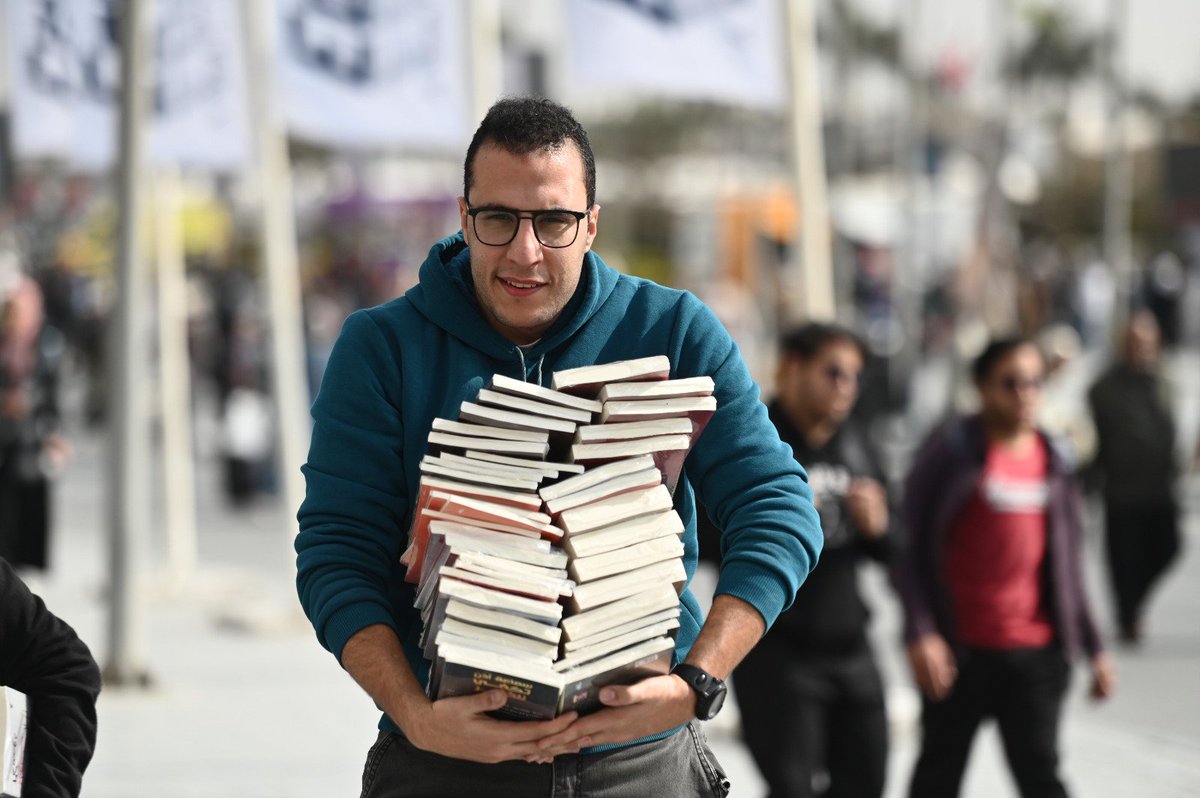 cairobookfair's tweet photo. لقطات مميزة لجمهور معرض القاهرة الدولي للكتاب 
#وزارة_الثقافة_المصرية
#معرض_القاهرة_الدولي_للكتاب
#معرض_القاهرة_الدولي_للكتاب_56
#CIBF56
#أحمد_مستجير
#فاطمة_المعدول 
#ثقافة #قراءة #كتب #ندوات  #الهيئة_المصرية_للكتاب  
#سلطنة_عمان_ضيف_الشرف
#اقرأ_في_البدء_كان_الكلمة https://t.co/KLRdugQo6F
