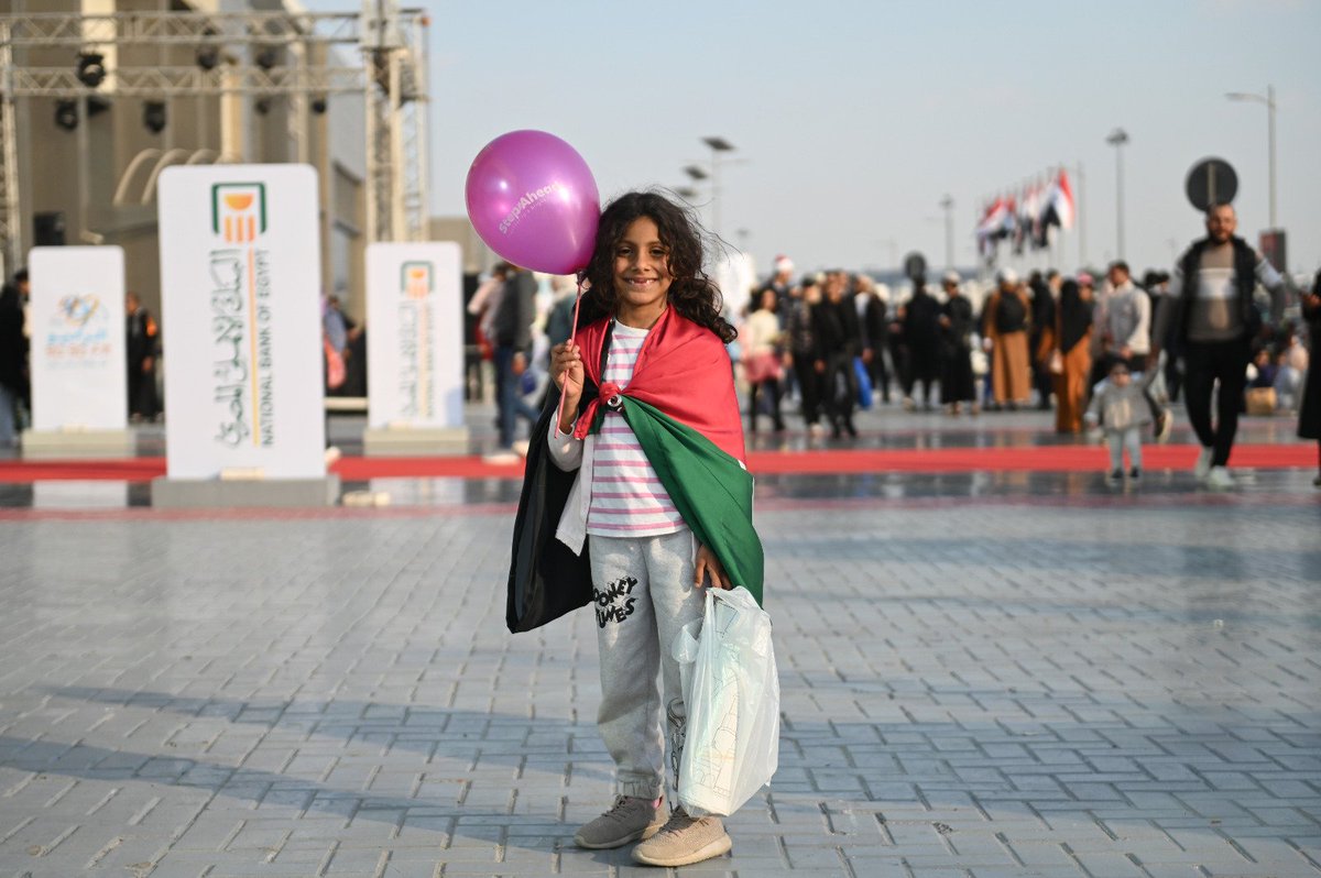 cairobookfair's tweet photo. لقطات مميزة لجمهور معرض القاهرة الدولي للكتاب 
#وزارة_الثقافة_المصرية
#معرض_القاهرة_الدولي_للكتاب
#معرض_القاهرة_الدولي_للكتاب_56
#CIBF56
#أحمد_مستجير
#فاطمة_المعدول 
#ثقافة #قراءة #كتب #ندوات  #الهيئة_المصرية_للكتاب  
#سلطنة_عمان_ضيف_الشرف
#اقرأ_في_البدء_كان_الكلمة https://t.co/KLRdugQo6F