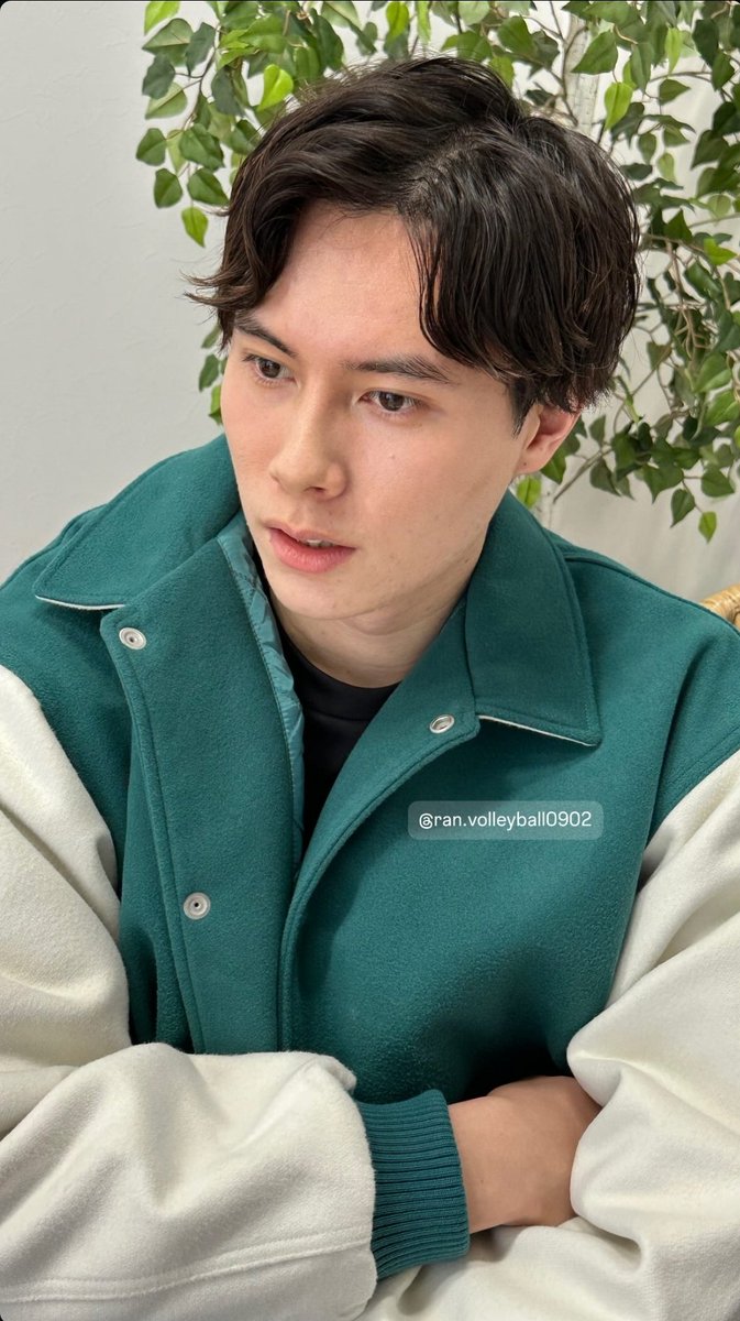 ohrun21's tweet photo. Idk but his western blood side is showing in Green Bruuuhhhh 😳😳 https://t.co/WoXGiCd06y