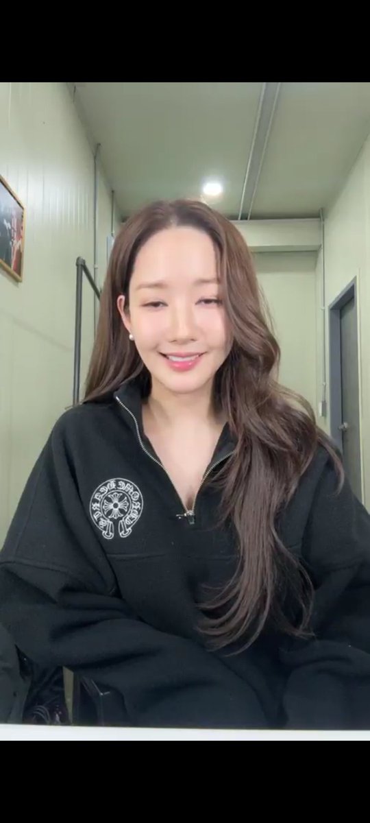 This confusing of her today's live is the stellar one .Minyongie is too innocently cute 🥰
#ParkMinYoung #박민영