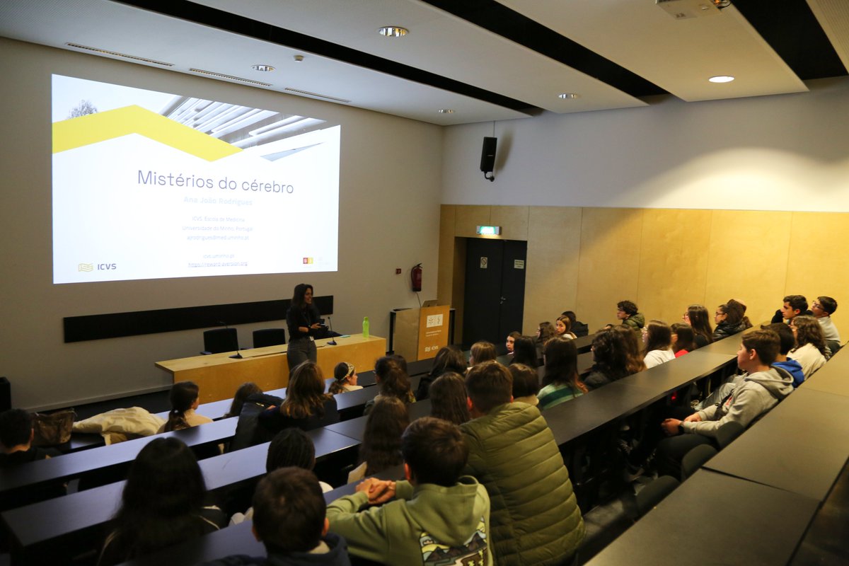 Ontem, recebemos o AE Eng. Fernando Pinto de Oliveira no ICVS! 🧠 Os alunos participaram no seminário "Mistérios do Cérebro" e discutiram com os investigadores o futuro da saúde cerebral e inovação científica. Seguiu-se uma visita aos nossos laboratórios! 🚀Obrigado a todos!