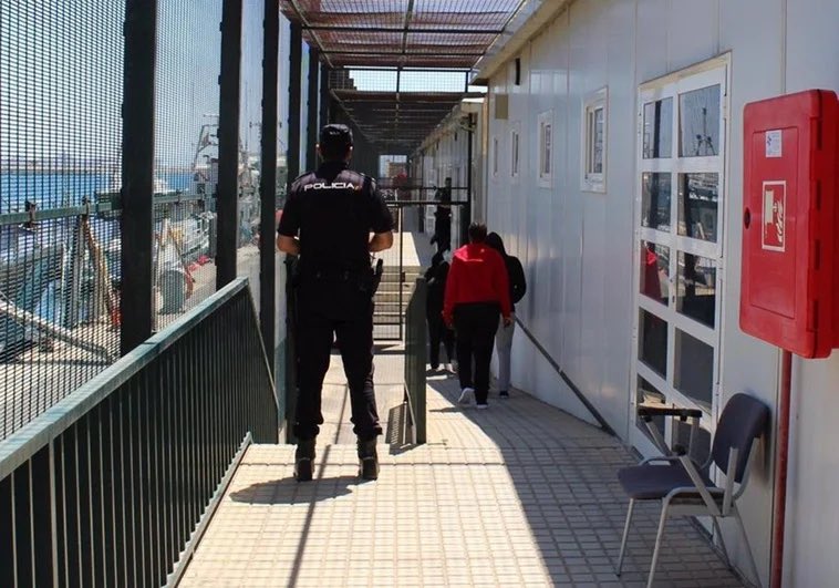 JupolNacional's tweet photo. 🚨Varios #policias nacionales heridos tras ser agredidos violentamente cuando ingresaban a unos inmigrantes en el CATE de #Almería . 

A uno de los compañeros le rompieron la tibia y los ligamentos por lo que le deseamos una pronta recuperación.

Se ha podido detener a 3 de los 4 agresores, integrantes de una #patera, constándole a uno de ellos una Orden de Detención Europea por delitos graves.

Este es nuestro día a día, es INCOMPRENSIBLE que aún no se nos considere PROFESIÓN DE RIESGO a #policianacional y #guardiacivil .

Noticia vía @abc_es 

👉🏼 https://t.co/VnltcH0itY

#ProfesionDeRiesgoYa