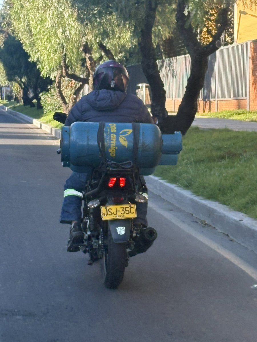 marianatoti's tweet photo. Carga sobredimensionada y viene mirando el celular poniendo en riesgo a los demás. @SectorMovilidad https://t.co/8cYOtIi3gz