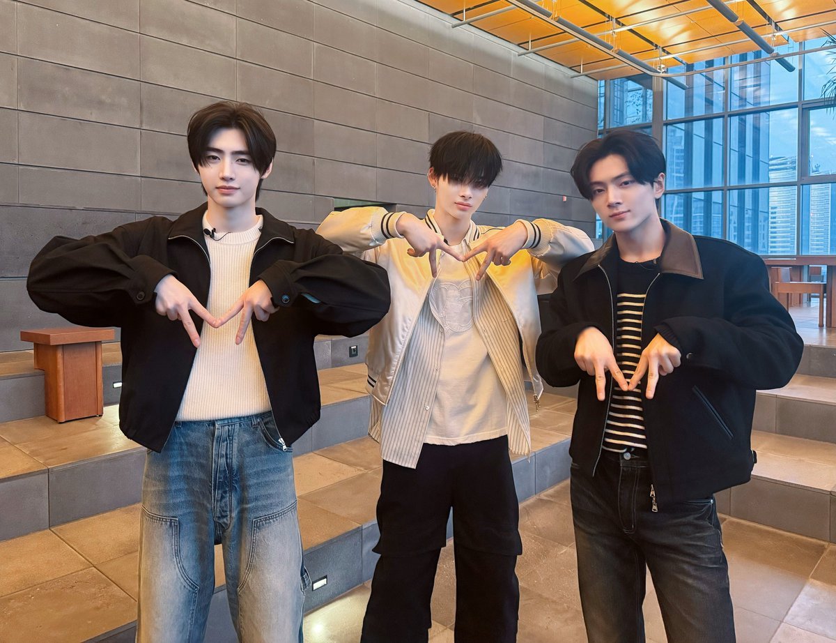 What did you think of the guitar collaboration between MrsGREENAPPLE and me and the dance challenge by the three of us? I hope you enjoyed watching it