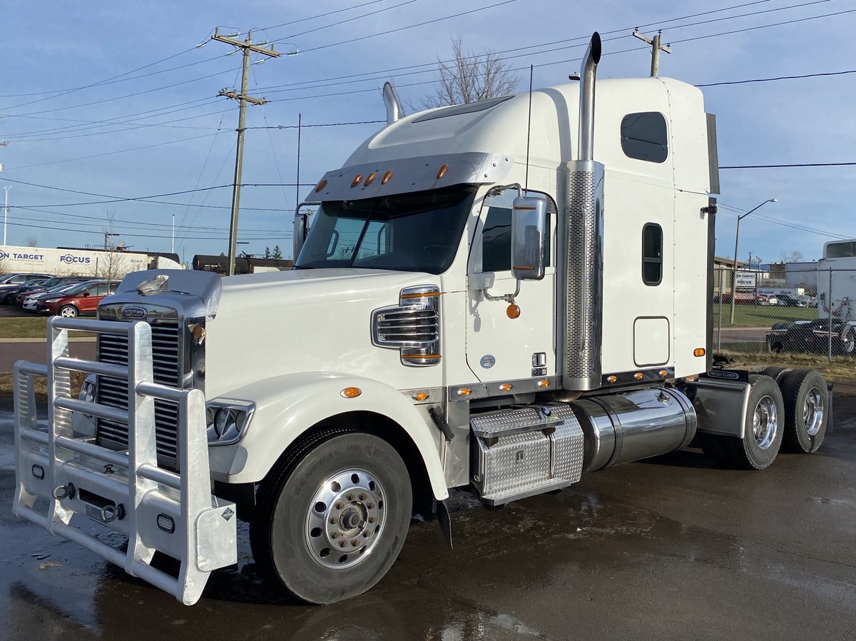 EIntl's tweet photo. ๐ฃ 2019 Freightliner Coronado ๐ฃ 70" Condo, DD15 - 505 hp, 18 Speed Manual, 3.58 Gear Ratio, 13,300 lb Front Axle, 40,000 lb Rear Axle, 995,000 km. Very clean unit. For more details, contact Shawn Smith at ๐ 506-870-0812. https://t.co/MRKfNi8m9s #UsedTruck #FinancingAvailable https://t.co/tONSfswCcw