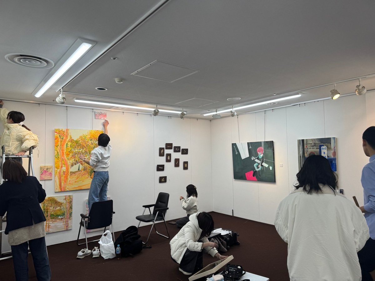 五美術大学交流展メイン展

《　巡　り　逢　い　》

搬入完了しました✨

明日10:00から
銀座洋協ホール様にて
開催します‼️

小作品展とは異なり、大きめの作品が
約90点展示されています！

ぜひ、美大生の作品を
現地で体感してください‼️