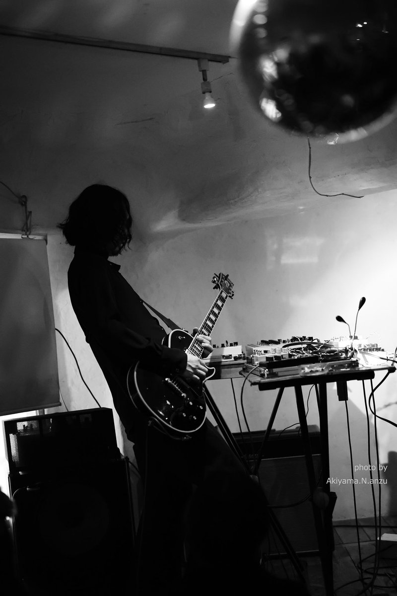 pkpkppk's tweet photo. @TaigenKawabe @ken5mtmt 2025.1.25 阿佐ヶ谷TABASA

『FREAK SMILE vol.10』
　　　　　❹(〜❼)

ケンゴマツモト
　　（THE NOVEMBERS）
Taigen Kawabe
　　（BO NINGEN）

そしてお二人による即興演奏
照明も相まり宇宙空間にうかんでいるようでした。

#ケンゴマツモト #TheNovembers
#TaigenKawabe #BoNingen
#FreakSmile https://t.co/orXGdjFijI