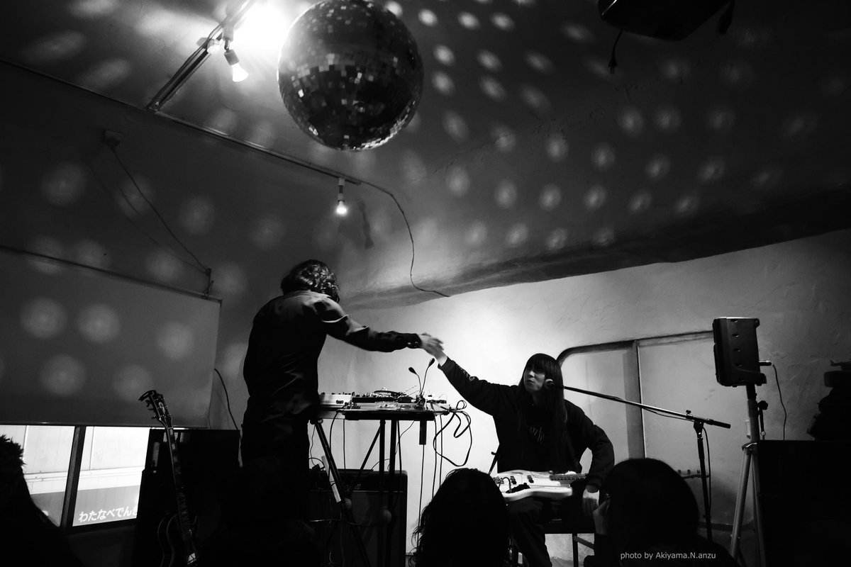 pkpkppk's tweet photo. @TaigenKawabe @ken5mtmt 2025.1.25 阿佐ヶ谷TABASA

『FREAK SMILE vol.10』
　　　　　❹(〜❼)

ケンゴマツモト
　　（THE NOVEMBERS）
Taigen Kawabe
　　（BO NINGEN）

そしてお二人による即興演奏
照明も相まり宇宙空間にうかんでいるようでした。

#ケンゴマツモト #TheNovembers
#TaigenKawabe #BoNingen
#FreakSmile https://t.co/orXGdjFijI