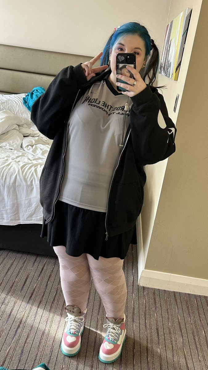 fayetiiny's tweet photo. We look like this today if anyone wanted to spot us for some #ATEEZinManchester freebie packs! (We’ll be getting changed into Aniteez onesies later this afternoon 💜) #ATINY #ATEEZinEurope https://t.co/kYFQUpjIHt
