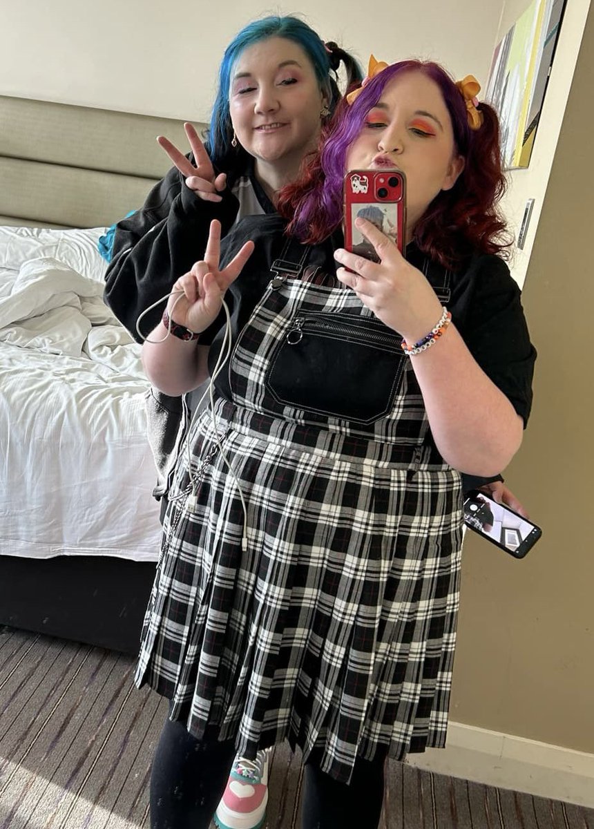 fayetiiny's tweet photo. We look like this today if anyone wanted to spot us for some #ATEEZinManchester freebie packs! (We’ll be getting changed into Aniteez onesies later this afternoon 💜) #ATINY #ATEEZinEurope https://t.co/kYFQUpjIHt