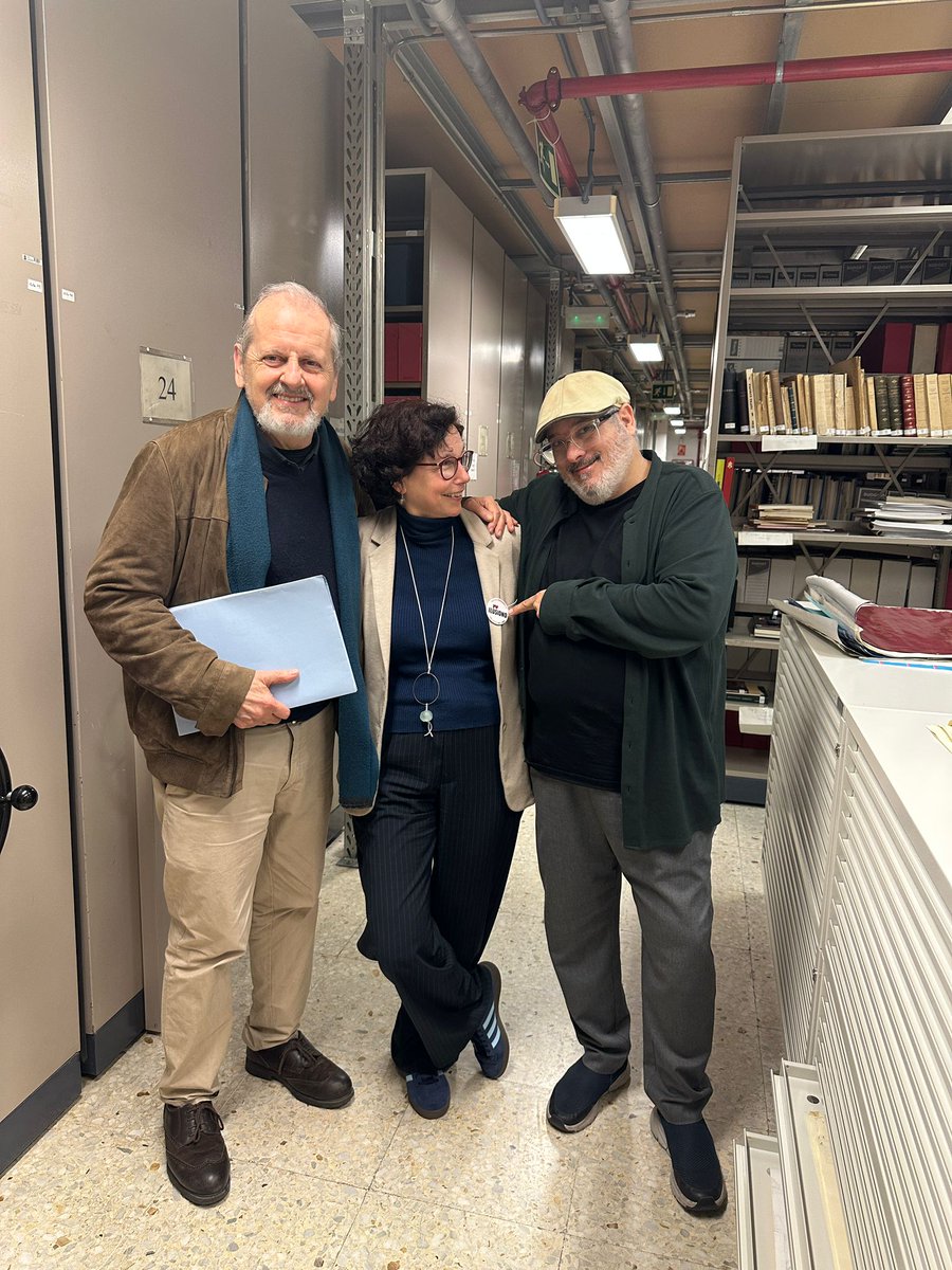 Gran dia para el ilusionismo. El CEDEAM (CEntro de Documentación de las Artes EScénicas y de la Música), ha decidido crear una sección de Ilusionismo. Se inicia con la  donación  realizada por el mago Migue dea documentación perteneciente a los 24 años del FEstival Hocus Pocus.