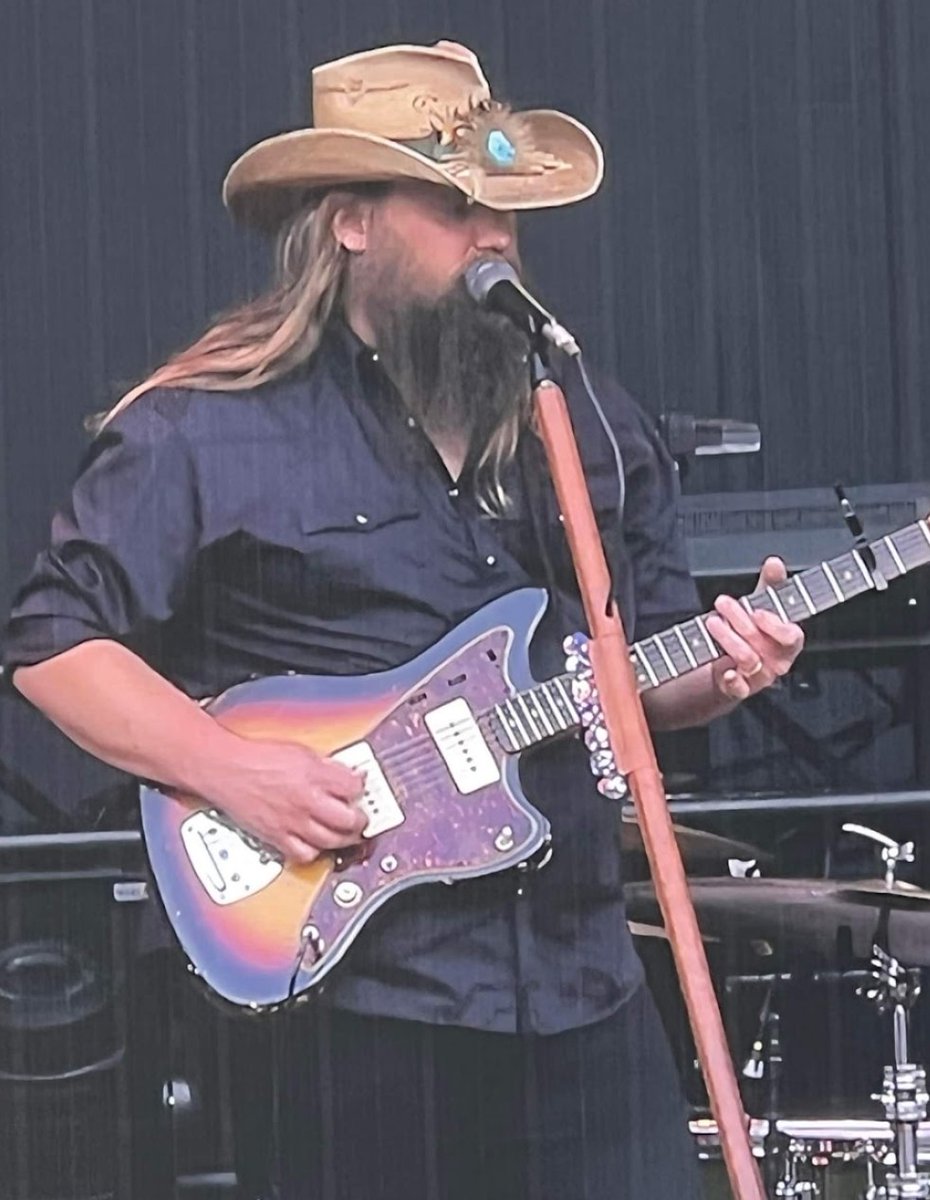 KcraKarmen's tweet photo. @ChrisStapleton 🥃🥃Cheers to you and #MorganeStapleton from me in #ChiefsKingdom
(📸: me @GEHAField) https://t.co/PFSfOSfkmU