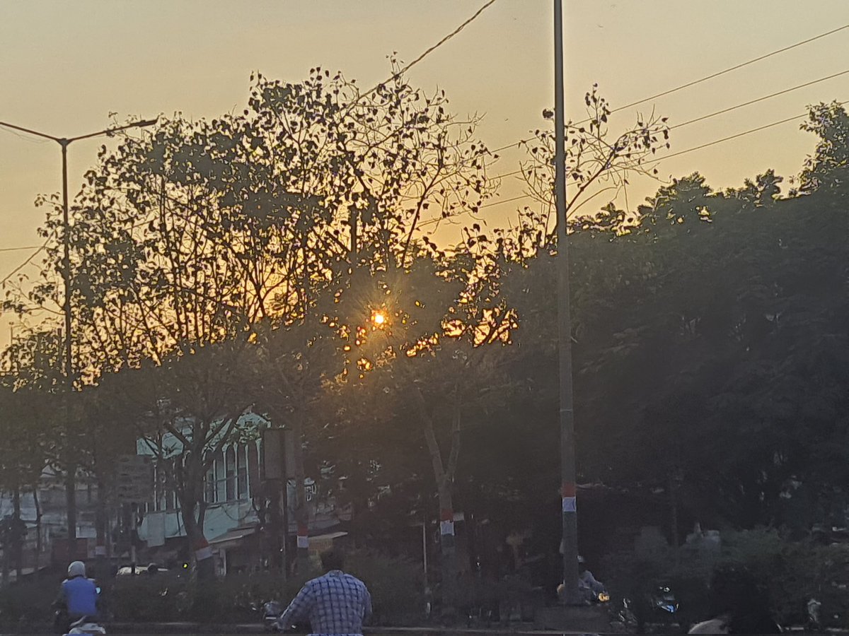 kesava2010's tweet photo. Hidden sun... https://t.co/cRfwScyd0r