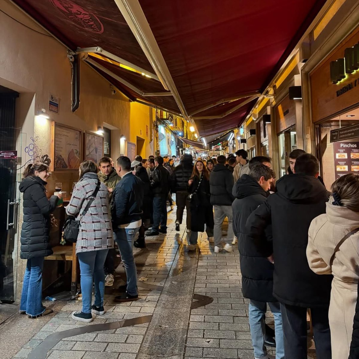 callelaurel_'s tweet photo. ¡Cómo se nota que estáis disfrutando mucho de este invierno en #LaLaurel ❄️! A pesar del frío, durante estos meses, muchos de vosotros no habéis dudado en hacer un hueco en vuestra agenda 🗓️ para descubrir nuestros pinchos y disfrutar del calor acogedor de nuestros bares🍢 https://t.co/E7oOuGTfF2