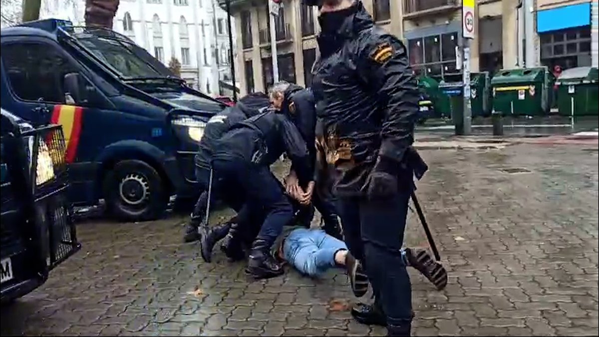 Nafarroako irakaskuntza publikoko irakasleen gaurko grebako protesta ekintzetako batean LABeko afiliatu bat atxilotu du Espainiako Poliziak.

Atxilotua berehala askatzeko exijitzen du LAB sindikatuak, atxilotuarendako batere ondoriorik izan gabe.

#AtxilotuaAskatu