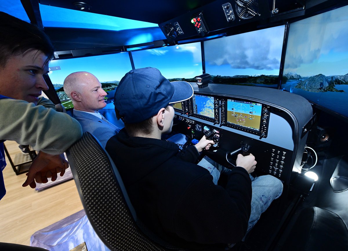 🔬🚀 Bildung fördern, Zukunft sichern! Rolls-Royce &amp; <a href="/BoeingDACH/">Boeing DACH</a> unterstützen die #NewtonFlightAcademy in #Cottbus, um junge Talente für #MINT-Berufe zu begeistern. 🏫✈️

Mehr dazu: 🔗 rolls-royce.com/country-sites/…