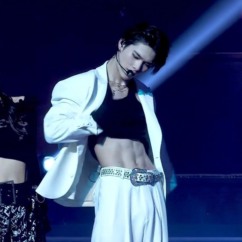 근ㄷ ㅔ 아크로바틱이 문제가 아니라 맨날 이렇게 허리를 꺾고 천계영 만화 그림처럼 서 있는데 복근이 안 틀어지면 이상한 거 아니야 ? 근데 너무 잘생겼어요 내 오백원