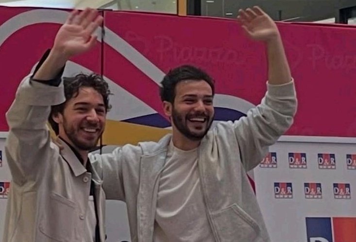 "Günaydın yeni sözlü çiftimiz ve grubumuzun sapları ben ve Mert'e."

"Abi neden Seda Sayan'ın program sunuşları gibi bir giriş yaptın? Sözlü çift falan..."

"Sözlü değiller mi abi? Ne diyeyim şimdi evlilik teklifi edilmiş ve kabul edilmiş çift mi diyeyim?..."