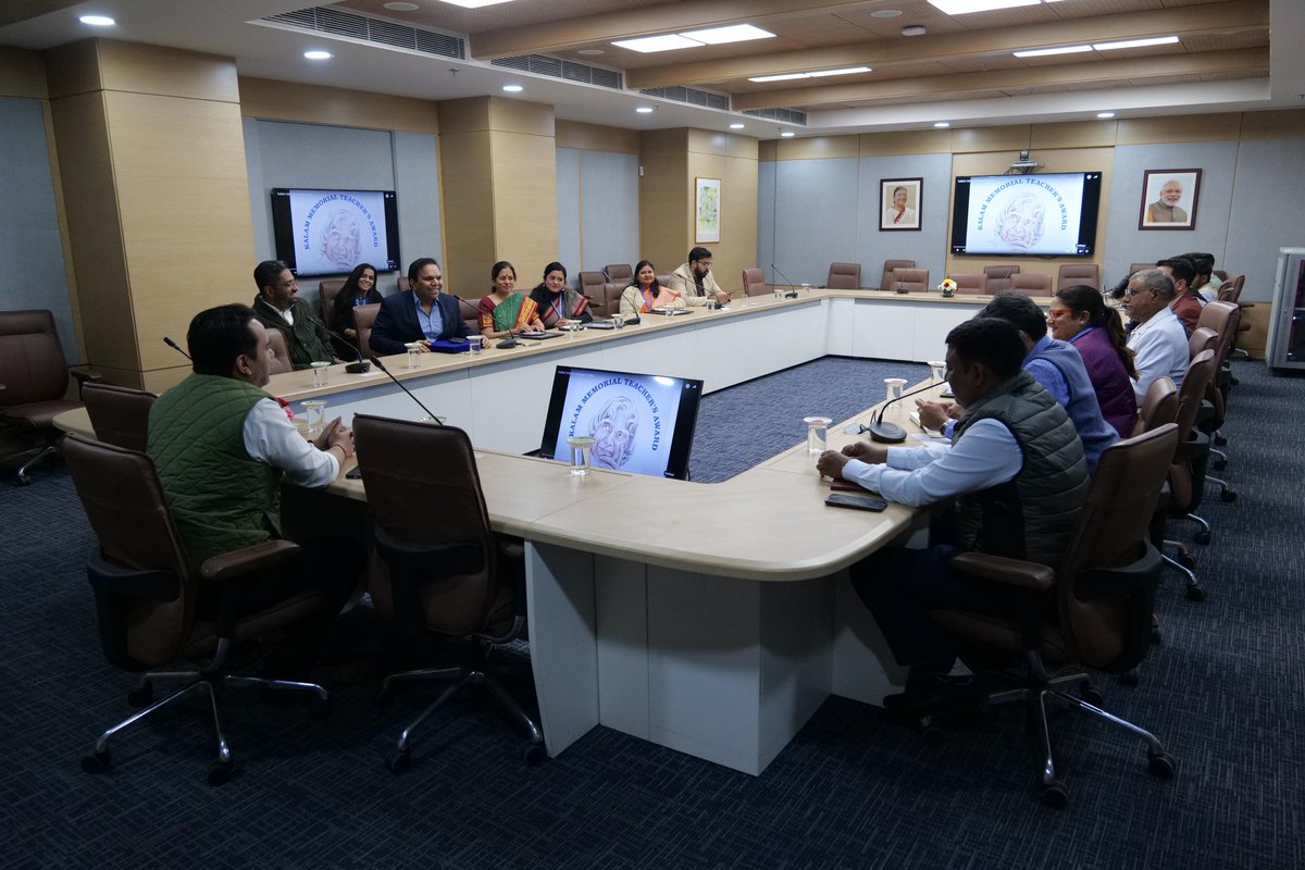 SchoolEduChd's tweet photo. Our teachers, Ms. Jyotsna  and Ms. Bhawna Sharma who are proud recipients of #KalamAward by @KalamCenter got the opportunity to interact with Honorable @jayantrld
Union Minister of State for @MSDESkillIndia ,he appreciated teachers for their hard work.
@EduMinOfIndia
@sanjayjavin
@DselEduMinistry
@srijanpalsingh 
@chandigarh_admn 
@prernapuriwasu