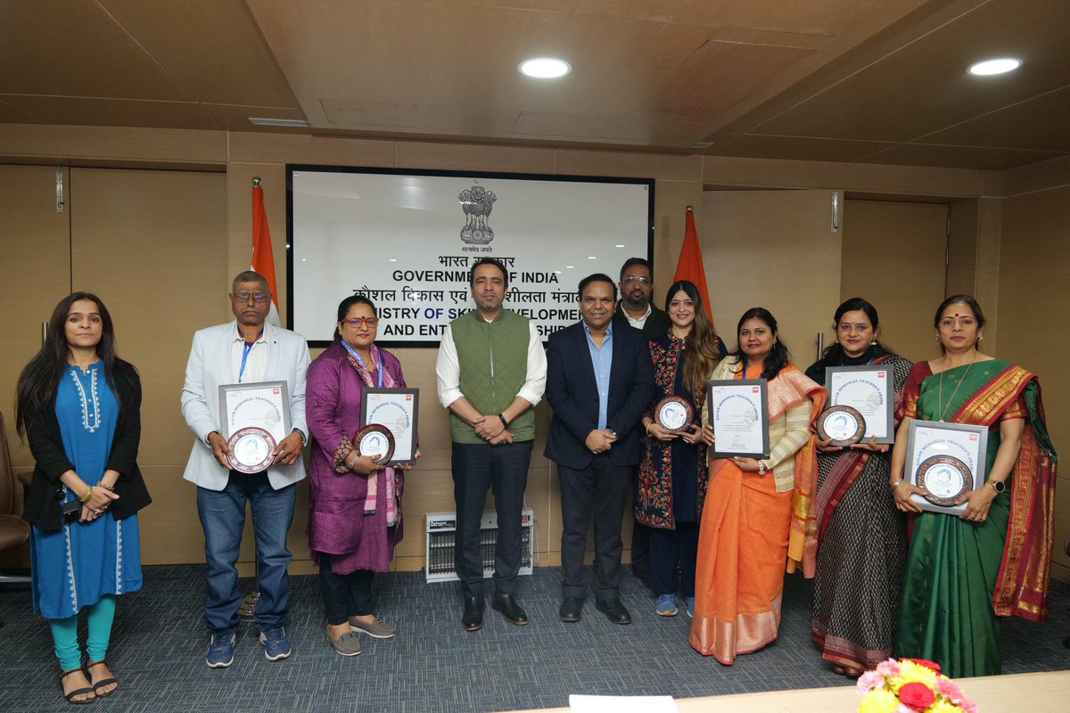 SchoolEduChd's tweet photo. Our teachers, Ms. Jyotsna  and Ms. Bhawna Sharma who are proud recipients of #KalamAward by @KalamCenter got the opportunity to interact with Honorable @jayantrld
Union Minister of State for @MSDESkillIndia ,he appreciated teachers for their hard work.
@EduMinOfIndia
@sanjayjavin
@DselEduMinistry
@srijanpalsingh 
@chandigarh_admn 
@prernapuriwasu