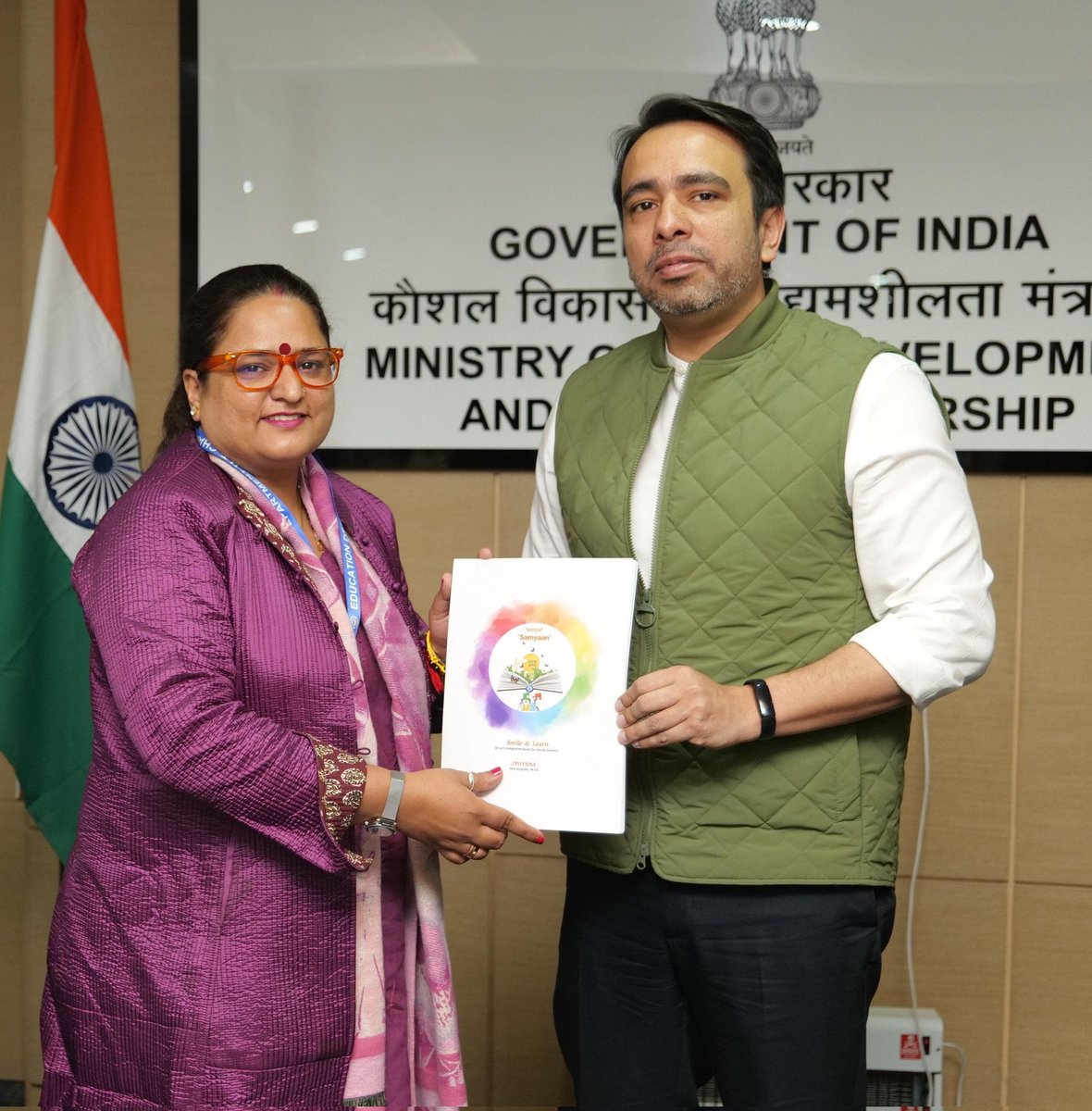 SchoolEduChd's tweet photo. Our teachers, Ms. Jyotsna  and Ms. Bhawna Sharma who are proud recipients of #KalamAward by @KalamCenter got the opportunity to interact with Honorable @jayantrld
Union Minister of State for @MSDESkillIndia ,he appreciated teachers for their hard work.
@EduMinOfIndia
@sanjayjavin
@DselEduMinistry
@srijanpalsingh 
@chandigarh_admn 
@prernapuriwasu