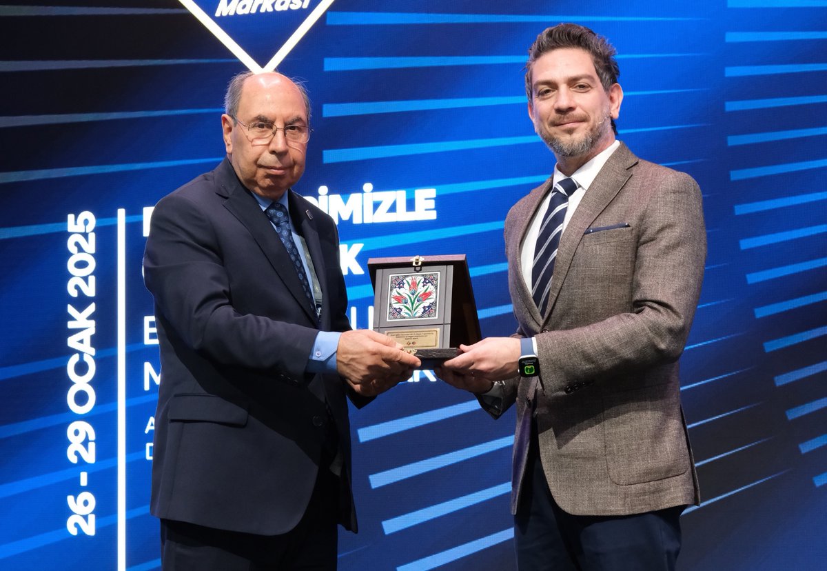 45. Yıl Vizyon Toplantımızın 2. gününün 1. oturumunda,  <a href="/futuristufuk/">Ufuk Tarhan</a> ve <a href="/Alp_Koksal/">Alp Köksal</a>  ile bir araya geldik. Dijitalleşmenin eğitime etkileri, fırsat eşitliği ve öğrenme süreçlerine dair değerli paylaşımlar için kendilerine teşekkür ederiz.