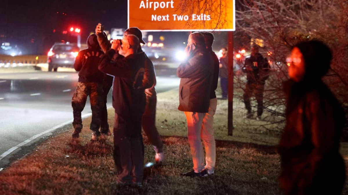 FOX2News's tweet photo. U.S. Figure Skating confirmed several members were aboard the American Airlines flight that crashed into an Army Black Hawk helicopter on Wednesday night. https://t.co/fMmEPuzaBB https://t.co/4nMRohj4r7