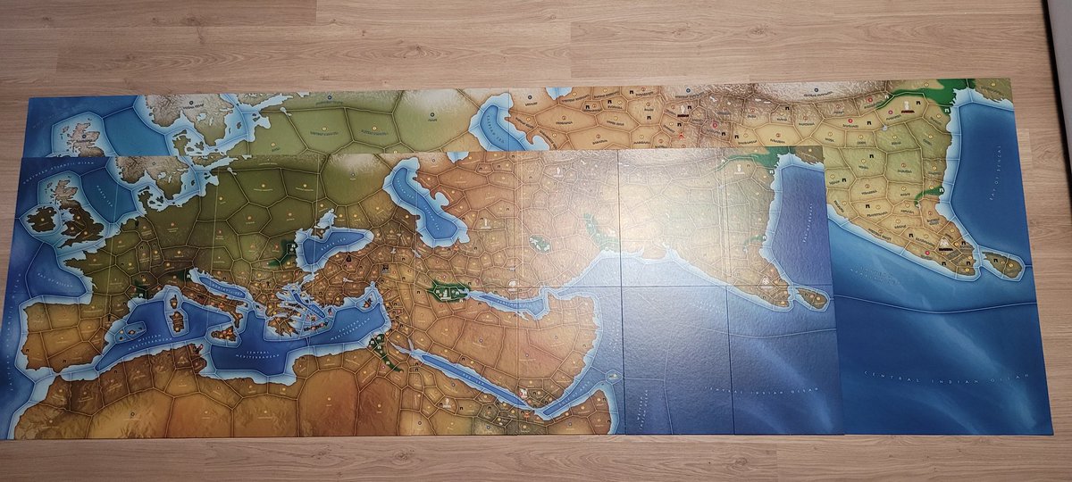 Los nuevos mapas de neopreno de #MegaEmpires que han creado <a href="/AresGamesSrl/">Ares Games</a> son una locura. Una superficie de juego total de 260x90cm. En la foto que adjunto podéis ver una comparativa del tamaño con los tableros normales. 

MÁS INFORMACIÓN. mega-empires.com