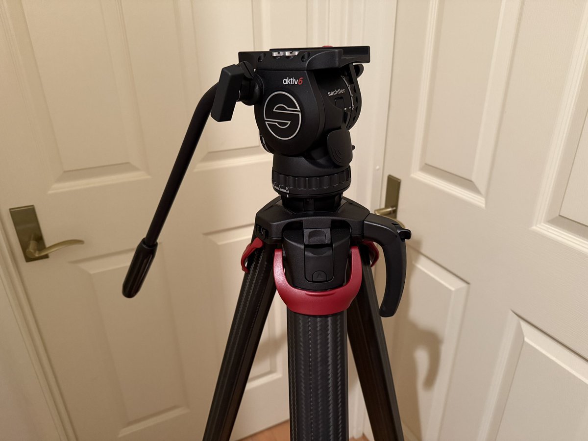 Pan_oyaji's tweet photo. 三脚は二つ持ってたけど、NX800載せるのに不安だったので三脚を物色してたら、どこかで三脚だけは良いヤツ買っとけって聞いたので買い替えしなくていいヤツに散財してしまいました。
懐に北風がふいてます🥶
#Sachtler
#Flowtech75
#Aktiv6 https://t.co/TwPUJ7omLc