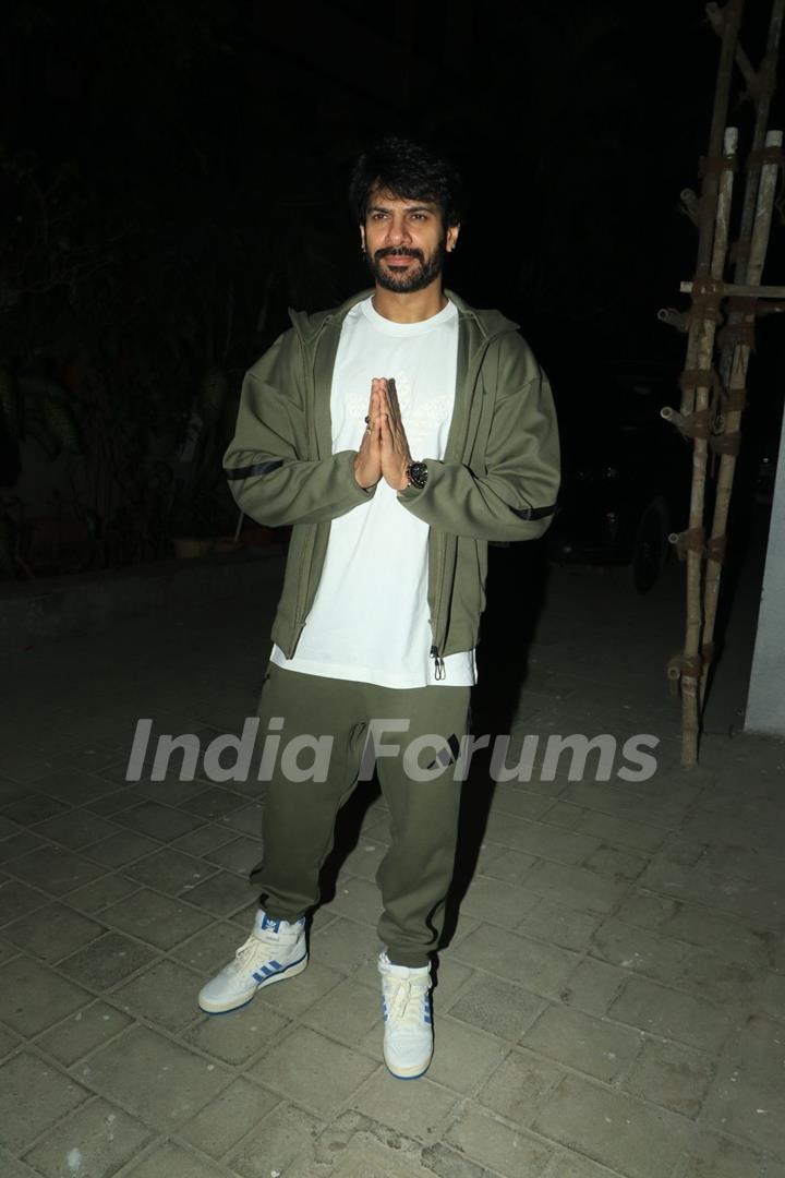 indiaforums's tweet photo. #KaranVeerMehra, #ShilpaShirodkar, #ChumDarang and #DigvijaySinghRathee snapped in Bandra 
@KaranVeerMehra @Shilpashirodkr 

Check out the full gallery here : 
https://t.co/6O4x9nPT9s https://t.co/sCJ0CsLm8e
