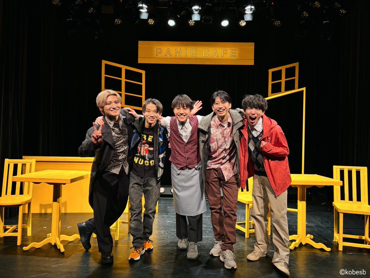 paniccafe_'s tweet photo. #パニカフェ2025 
🎊team MILK 千秋楽🎊

ご来場いただいた皆様、誠にありがとうございました！！

🥛team MILK
兄役　#岡竣太
弟役　#大熊蒼空
宮坂役　#片桐弐夏
遠峰役　#桑野颯太
店員役　#田中幸真 （神戸セーラーボーイズ）

▶︎▷▶︎▷▶︎▷▶︎▷▶︎▷▶︎▷☕✨
明日からはteam COFFEEにバトンタッチ！
▫️1/31(金) 14:00公演　
🎤アフタートークゲスト: #石原月斗（神戸セーラーボーイズ）、#片桐弐夏 、#桑野颯太
19:00公演　
🎤アフタートークゲスト: #岡竣太、#田中幸真（神戸セーラーボーイズ）、#細見奏仁（神戸セーラーボーイズ）

▫️2/1(土)12:00公演／17:00公演

#パニカフェ2025 終幕まであと2日🍝
劇場でお見逃しなく👀‼️
ーーーーーーーーーーーーーーーーーー

▼ご予約は「イープラス」にて！
https://t.co/XdPJ3GywMj
▼公演公式サイト
https://t.co/x8qa1MW6AO
▼電子アンケートURL
https://t.co/NWcrOcPc74

ーーーーーーーーーーーーーーーーーー
#神戸セーラーボーイズ #神戸セラボ
@kobesailorboys @Akahana0007 @sorao_zunda @soutakuwano @Yuma___1202
