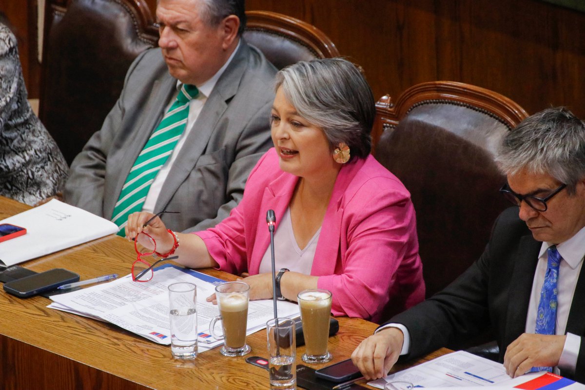 elmostrador's tweet photo. 🎙️ #JyR | Clarisa Hardy (@clarisa_hardy), exministra de Planificación, psicóloga y antropóloga, evalúa la figura de la ministra Jeannette Jara tras la aprobación de la reforma previsional: "ha demostrado lo mejor de lo que significa gobernar (...) encarna todos los avances que han habido en materia laboral ―las 40 horas, el salario mínimo, ahora la reforma previsional―. Es una ministra perseverante, firme pero dialogante, tiene una enorme paciencia y una enorme cualidad que, precisamente por ser militante comunista nadie hubiera imaginado: encabezó la respuesta más flexible para encontrarle las respuestas a esto".
▶️ https://t.co/bdOYFIiE5i