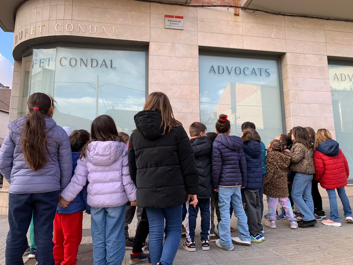 CEM1931's tweet photo. | PRIMÀRIA |
L’alumnat de 2n de #Primària surt al carrer per descobrir la història que hi ha darrere del nom del carrer de l’escola.
#SomCem #escola #MolletdelVallès https://t.co/VZ5aSil6s2