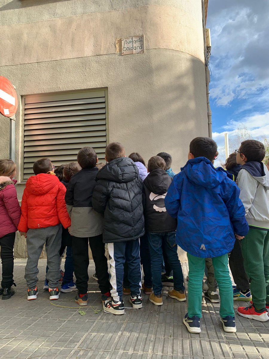 CEM1931's tweet photo. | PRIMÀRIA |
L’alumnat de 2n de #Primària surt al carrer per descobrir la història que hi ha darrere del nom del carrer de l’escola.
#SomCem #escola #MolletdelVallès https://t.co/VZ5aSil6s2