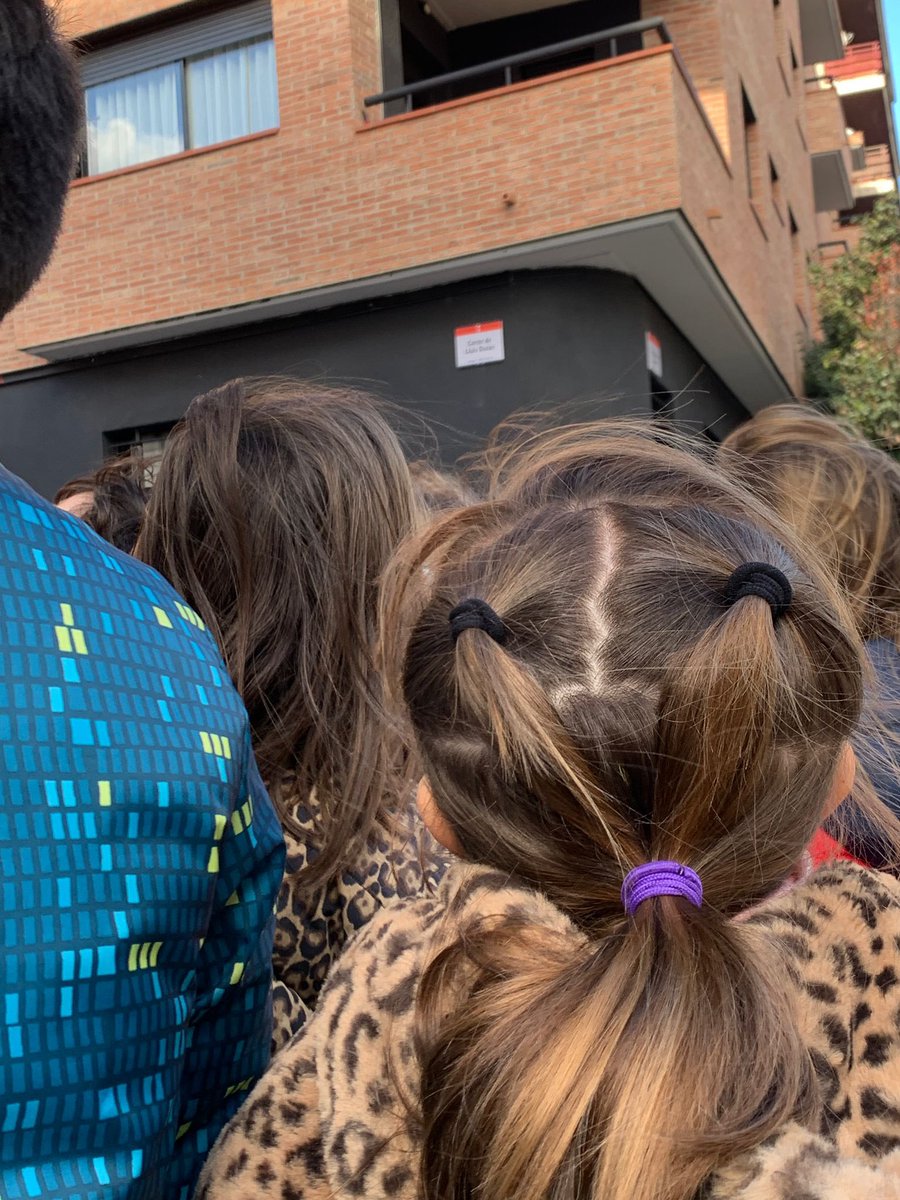 CEM1931's tweet photo. | PRIMÀRIA |
L’alumnat de 2n de #Primària surt al carrer per descobrir la història que hi ha darrere del nom del carrer de l’escola.
#SomCem #escola #MolletdelVallès https://t.co/VZ5aSil6s2