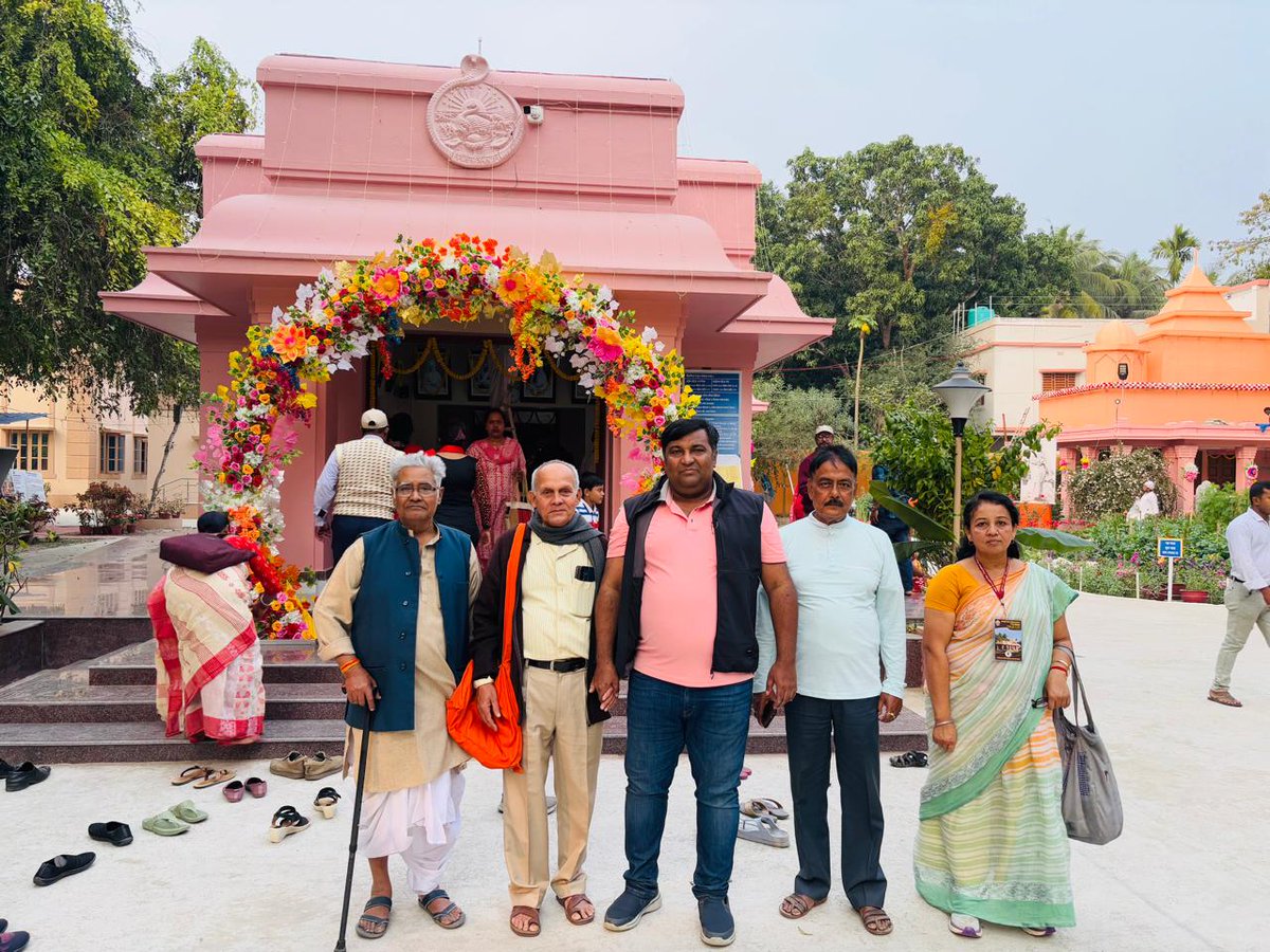 DrSaptarshitwit's tweet image. ভগবান শ্রী রামকৃষ্ণ দেবের মানুস পুত্র স্বামী ব্রহ্মানন্দজী মহারাজের ১৬৩ তম শুভ জন্মতিথি উৎসব এবং রামকৃষ্ণ মঠ ও রামকৃষ্ণ মিশনের বাৎসরিক অনুষ্ঠানের কিছু বিশেষ মুহূর্ত।
.
.
.
#BirthAnniversary #AnnualProgram #MLADrSaptarshiBanerjeeOfficial