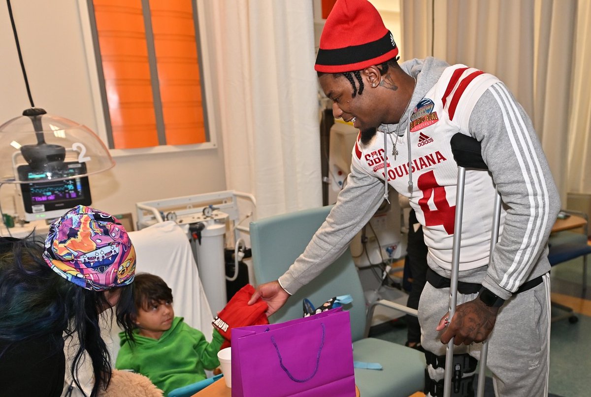 The Jennifer Riordan Foundation (@jriordanabq) on Twitter photo It's always heartwarming to see players from the <a href="/NMBowl/">Isleta New Mexico Bowl</a> visit UNM Hospital each year, taking the time to spread joy and kindness to patients when they need it most. Their thoughtful gesture, including giving out Sparkie Kindness Bears, brings smiles to so many faces!
๐ธ NM Bowl It's always heartwarming to see players from the <a href="/NMBowl/">Isleta New Mexico Bowl</a> visit UNM Hospital each year, taking the time to spread joy and kindness to patients when they need it most. Their thoughtful gesture, including giving out Sparkie Kindness Bears, brings smiles to so many faces!
๐ธ NM Bowl