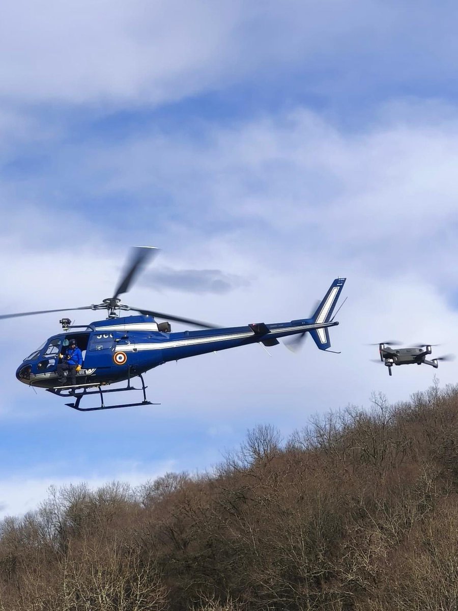 Recherches collaboratives entre drone et la machine pour recherches de personnes disparues: 
L'OASA droniste vient sur la recherche avec l’équipage pour déployer le drone et rechercher dans les zones plus « enclavées et non visibles »  de la machine. 
#FAGN #gendarmerienationale