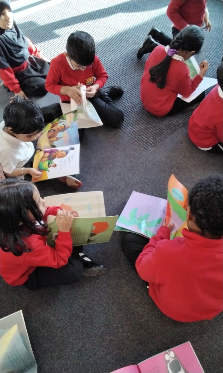 MarlboroughPrim's tweet image. Reception are loving the new library!! An oompah loompa read us a story Charlie and the chocolate factory. #EYFSReading #ReadingForPleasure